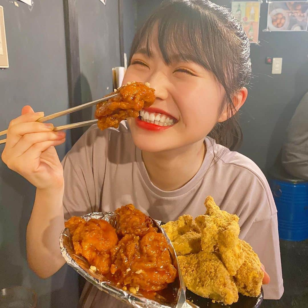 出口結菜さんのインスタグラム写真 - (出口結菜Instagram)「《🐙#難波　#39チキン》﻿ ﻿ 🍗ハーフ&ハーフ中（¥1400+tax）﻿、大（¥2500+tax） ﻿  →追加ソース﻿ 『クリスピー+¥0﻿  ヤンニョム+¥100 ﻿  しょうゆ・激辛+¥200﻿  シュープレーン・スノーチーズ+¥300』﻿ ﻿ ♥️キムチチヂミ（¥890+tax）﻿ ﻿ ﻿ ﻿ ﻿ 難波の千日前にある韓国料理屋さん！！！！﻿ ﻿ ﻿ ﻿ ここのチキンがめっちゃ美味しいの❕❕❕❕﻿ ﻿ ﻿ ﻿ とりあえず、鶏肉が大きい😳😳😳﻿ ﻿ 中のお肉は脂っぽくなくて食べやすい！﻿ けど1つが大きいから、少量でおなかも膨れる！！﻿ ﻿ ﻿ ﻿ ﻿ あとはね、周りの衣がサクサクなの✨✨✨﻿ ﻿ ﻿ 衣も脂っぽくなくて、﻿ めっちゃ衣付きすぎて胃もたれーー！﻿ とかならないから好き！﻿ ﻿ ﻿ ﻿ ﻿ ここのお店は貞野遥香ちゃんとよく？というか、﻿ 2人で“食べたい！！！”ってなって行く🥰💛🧡﻿ ﻿ はるかと行く時は追加のソースは絶対スノーチーズをチョイスします✌️✌️✌️﻿ ﻿ はるかといった時は、﻿ ハーフ&ハーフの中でスノーチーズとヤンニョムのソースをで食べた😉﻿ ﻿ ヤンニョムのソースは辛そうやけど、﻿ 辛いの苦手なはるかでも食べれてたし、﻿ 見た目以上に辛くないから、﻿ 辛いの苦手な人でも、挑戦できる味😳♥️﻿ ﻿ ﻿ ﻿ ﻿ ﻿ ﻿ ﻿ はるかと初めて行ったあと﻿ 美味しかったから6期生の大段結愛ちゃんとも行ったの！！﻿ ﻿ なんかね、その時は久しぶりすぎて、﻿ どんぐらいの量かわかんなくなっちゃって﻿ ハーフ&ハーフの大でクリスピーとスノーチーズのソースと﻿ あとキムチチヂミを頼んだの！！！﻿ ﻿ ﻿ びっくりするぐらいお腹パンパンになった‼️笑﻿ ﻿ ﻿ ﻿ ﻿ ﻿ ﻿ ✔️だから女の子2人とかは中サイズで+サイドメニューでもお腹いっぱいになるかも！！﻿ ﻿ ﻿ ✔️男の方は、大サイズでも食べれると思う！笑﻿ ﻿ ﻿ ﻿ ﻿ ﻿ 予約もできるし、﻿ 店内は韓国っぽい雰囲気で少し暗くて、﻿ テーブルも面白い形していて本当におすすめ‼️﻿ ﻿ ﻿ ﻿ ﻿ \今はヤンニョム味のチキンを食べたい気分🤭/﻿ ﻿ ﻿ _____________________________________________________﻿ ﻿ ❤️ 大阪府大阪市中央区千日前1-7-11 上方ビル B1F﻿ 💗難波駅から🚶‍♀️10分ぐらい﻿ 💛17:00～翌2:00(料理L.O.翌1:00 ドリンクL.O.翌1:30)﻿ 💚不定休﻿ 💙別々会計はしたことありません、！！﻿ _____________________________________________________﻿ ﻿ #なんば #韓国チキン #難波グルメ #チキン #🍗 #🐔  #韓国 #韓国料理 #🇰🇷 #キムチ #チヂミ #辛いもの好き #ヤンニョムチキン #ディナー #dinner #関西グルメ  #grl #ポニーテール  #instalike #instafood #instagram #グルメ #食べ物 #ごはん記録 #yummy #food #グルメ好きな人と繋がりたい #ラビグルメ」7月31日 21時20分 - yui_laby0622