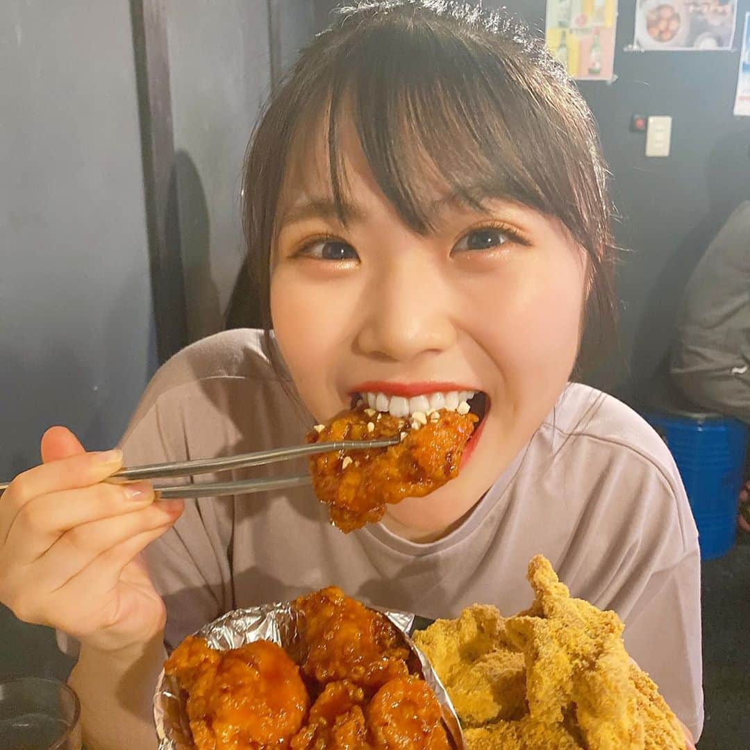 出口結菜さんのインスタグラム写真 - (出口結菜Instagram)「《🐙#難波　#39チキン》﻿ ﻿ 🍗ハーフ&ハーフ中（¥1400+tax）﻿、大（¥2500+tax） ﻿  →追加ソース﻿ 『クリスピー+¥0﻿  ヤンニョム+¥100 ﻿  しょうゆ・激辛+¥200﻿  シュープレーン・スノーチーズ+¥300』﻿ ﻿ ♥️キムチチヂミ（¥890+tax）﻿ ﻿ ﻿ ﻿ ﻿ 難波の千日前にある韓国料理屋さん！！！！﻿ ﻿ ﻿ ﻿ ここのチキンがめっちゃ美味しいの❕❕❕❕﻿ ﻿ ﻿ ﻿ とりあえず、鶏肉が大きい😳😳😳﻿ ﻿ 中のお肉は脂っぽくなくて食べやすい！﻿ けど1つが大きいから、少量でおなかも膨れる！！﻿ ﻿ ﻿ ﻿ ﻿ あとはね、周りの衣がサクサクなの✨✨✨﻿ ﻿ ﻿ 衣も脂っぽくなくて、﻿ めっちゃ衣付きすぎて胃もたれーー！﻿ とかならないから好き！﻿ ﻿ ﻿ ﻿ ﻿ ここのお店は貞野遥香ちゃんとよく？というか、﻿ 2人で“食べたい！！！”ってなって行く🥰💛🧡﻿ ﻿ はるかと行く時は追加のソースは絶対スノーチーズをチョイスします✌️✌️✌️﻿ ﻿ はるかといった時は、﻿ ハーフ&ハーフの中でスノーチーズとヤンニョムのソースをで食べた😉﻿ ﻿ ヤンニョムのソースは辛そうやけど、﻿ 辛いの苦手なはるかでも食べれてたし、﻿ 見た目以上に辛くないから、﻿ 辛いの苦手な人でも、挑戦できる味😳♥️﻿ ﻿ ﻿ ﻿ ﻿ ﻿ ﻿ ﻿ はるかと初めて行ったあと﻿ 美味しかったから6期生の大段結愛ちゃんとも行ったの！！﻿ ﻿ なんかね、その時は久しぶりすぎて、﻿ どんぐらいの量かわかんなくなっちゃって﻿ ハーフ&ハーフの大でクリスピーとスノーチーズのソースと﻿ あとキムチチヂミを頼んだの！！！﻿ ﻿ ﻿ びっくりするぐらいお腹パンパンになった‼️笑﻿ ﻿ ﻿ ﻿ ﻿ ﻿ ﻿ ✔️だから女の子2人とかは中サイズで+サイドメニューでもお腹いっぱいになるかも！！﻿ ﻿ ﻿ ✔️男の方は、大サイズでも食べれると思う！笑﻿ ﻿ ﻿ ﻿ ﻿ ﻿ 予約もできるし、﻿ 店内は韓国っぽい雰囲気で少し暗くて、﻿ テーブルも面白い形していて本当におすすめ‼️﻿ ﻿ ﻿ ﻿ ﻿ \今はヤンニョム味のチキンを食べたい気分🤭/﻿ ﻿ ﻿ _____________________________________________________﻿ ﻿ ❤️ 大阪府大阪市中央区千日前1-7-11 上方ビル B1F﻿ 💗難波駅から🚶‍♀️10分ぐらい﻿ 💛17:00～翌2:00(料理L.O.翌1:00 ドリンクL.O.翌1:30)﻿ 💚不定休﻿ 💙別々会計はしたことありません、！！﻿ _____________________________________________________﻿ ﻿ #なんば #韓国チキン #難波グルメ #チキン #🍗 #🐔  #韓国 #韓国料理 #🇰🇷 #キムチ #チヂミ #辛いもの好き #ヤンニョムチキン #ディナー #dinner #関西グルメ  #grl #ポニーテール  #instalike #instafood #instagram #グルメ #食べ物 #ごはん記録 #yummy #food #グルメ好きな人と繋がりたい #ラビグルメ」7月31日 21時20分 - yui_laby0622