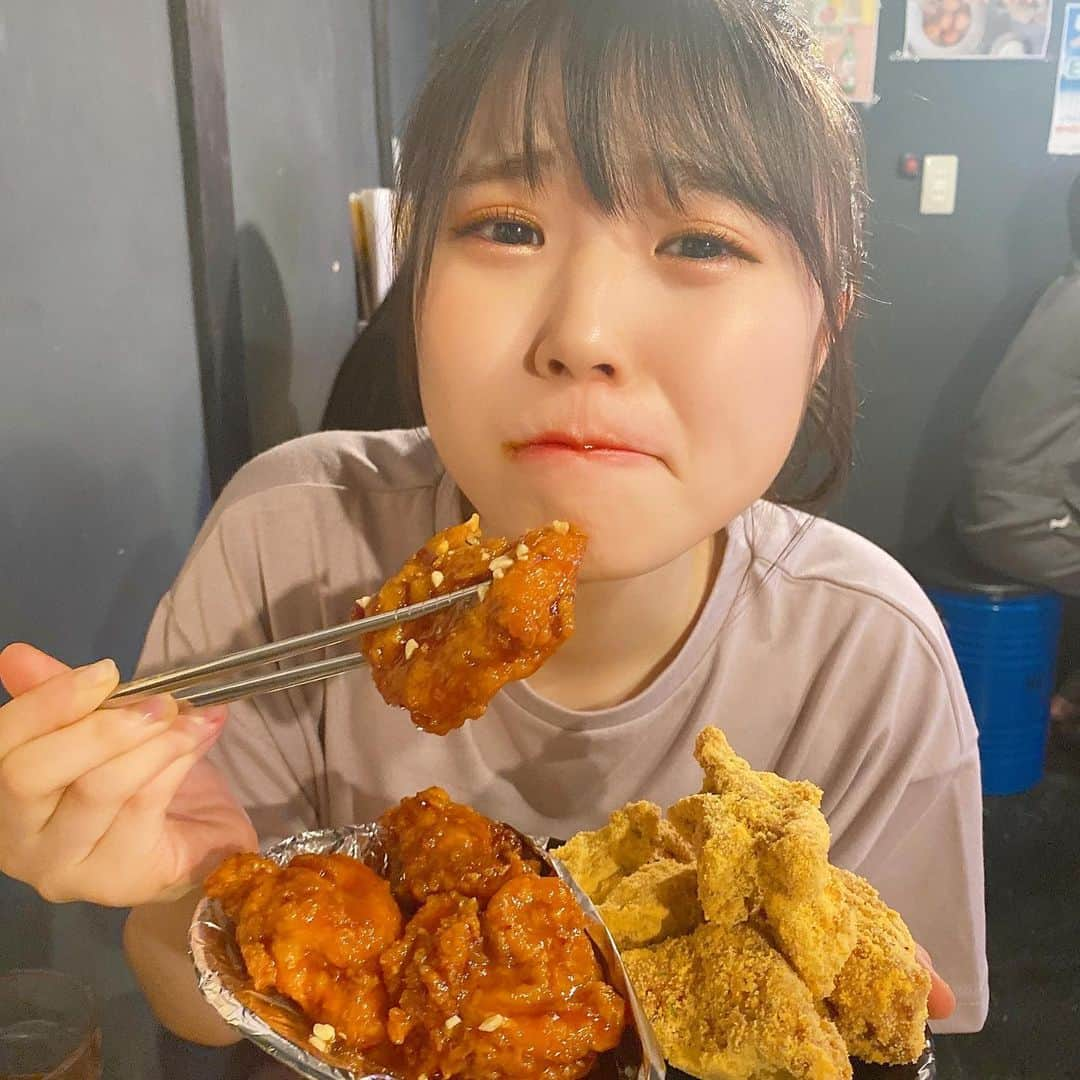 出口結菜さんのインスタグラム写真 - (出口結菜Instagram)「《🐙#難波　#39チキン》﻿ ﻿ 🍗ハーフ&ハーフ中（¥1400+tax）﻿、大（¥2500+tax） ﻿  →追加ソース﻿ 『クリスピー+¥0﻿  ヤンニョム+¥100 ﻿  しょうゆ・激辛+¥200﻿  シュープレーン・スノーチーズ+¥300』﻿ ﻿ ♥️キムチチヂミ（¥890+tax）﻿ ﻿ ﻿ ﻿ ﻿ 難波の千日前にある韓国料理屋さん！！！！﻿ ﻿ ﻿ ﻿ ここのチキンがめっちゃ美味しいの❕❕❕❕﻿ ﻿ ﻿ ﻿ とりあえず、鶏肉が大きい😳😳😳﻿ ﻿ 中のお肉は脂っぽくなくて食べやすい！﻿ けど1つが大きいから、少量でおなかも膨れる！！﻿ ﻿ ﻿ ﻿ ﻿ あとはね、周りの衣がサクサクなの✨✨✨﻿ ﻿ ﻿ 衣も脂っぽくなくて、﻿ めっちゃ衣付きすぎて胃もたれーー！﻿ とかならないから好き！﻿ ﻿ ﻿ ﻿ ﻿ ここのお店は貞野遥香ちゃんとよく？というか、﻿ 2人で“食べたい！！！”ってなって行く🥰💛🧡﻿ ﻿ はるかと行く時は追加のソースは絶対スノーチーズをチョイスします✌️✌️✌️﻿ ﻿ はるかといった時は、﻿ ハーフ&ハーフの中でスノーチーズとヤンニョムのソースをで食べた😉﻿ ﻿ ヤンニョムのソースは辛そうやけど、﻿ 辛いの苦手なはるかでも食べれてたし、﻿ 見た目以上に辛くないから、﻿ 辛いの苦手な人でも、挑戦できる味😳♥️﻿ ﻿ ﻿ ﻿ ﻿ ﻿ ﻿ ﻿ はるかと初めて行ったあと﻿ 美味しかったから6期生の大段結愛ちゃんとも行ったの！！﻿ ﻿ なんかね、その時は久しぶりすぎて、﻿ どんぐらいの量かわかんなくなっちゃって﻿ ハーフ&ハーフの大でクリスピーとスノーチーズのソースと﻿ あとキムチチヂミを頼んだの！！！﻿ ﻿ ﻿ びっくりするぐらいお腹パンパンになった‼️笑﻿ ﻿ ﻿ ﻿ ﻿ ﻿ ﻿ ✔️だから女の子2人とかは中サイズで+サイドメニューでもお腹いっぱいになるかも！！﻿ ﻿ ﻿ ✔️男の方は、大サイズでも食べれると思う！笑﻿ ﻿ ﻿ ﻿ ﻿ ﻿ 予約もできるし、﻿ 店内は韓国っぽい雰囲気で少し暗くて、﻿ テーブルも面白い形していて本当におすすめ‼️﻿ ﻿ ﻿ ﻿ ﻿ \今はヤンニョム味のチキンを食べたい気分🤭/﻿ ﻿ ﻿ _____________________________________________________﻿ ﻿ ❤️ 大阪府大阪市中央区千日前1-7-11 上方ビル B1F﻿ 💗難波駅から🚶‍♀️10分ぐらい﻿ 💛17:00～翌2:00(料理L.O.翌1:00 ドリンクL.O.翌1:30)﻿ 💚不定休﻿ 💙別々会計はしたことありません、！！﻿ _____________________________________________________﻿ ﻿ #なんば #韓国チキン #難波グルメ #チキン #🍗 #🐔  #韓国 #韓国料理 #🇰🇷 #キムチ #チヂミ #辛いもの好き #ヤンニョムチキン #ディナー #dinner #関西グルメ  #grl #ポニーテール  #instalike #instafood #instagram #グルメ #食べ物 #ごはん記録 #yummy #food #グルメ好きな人と繋がりたい #ラビグルメ」7月31日 21時20分 - yui_laby0622