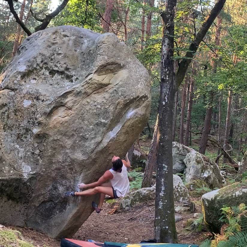 ジュリアン・ワームのインスタグラム：「Being too male to be considered female?!?!  .  Ever since my youth I felt torn between being ‘sufficiently’ female and the dream of becoming a strong climber, which involved having muscles and thus becoming a bit more male. I felt torn between doing training exercises and standing in front of the mirror at H&M as a teen, smashing tank tops due to having muscles. At times I didn’t want to do specific training exercises, because I didn’t like how they changed my body. I disliked how my biceps grew bigger from pull-ups, how I became broader from doing push-ups.  .  To a certain point having muscles as a woman is considered beautiful, but the point that makes you a successful sports person is often times a little further than that. I remember an endless amount of moments where friends, family, other competitors said how the sixpack of that random climber girl is a bit too much, how her biceps is a bit too big, how her back looks a bit too muscular, how she is a bit too massive in general. Over the time I developed the notion that there are two ‘no-goes’ for a female sports person: 1) being too lean and muscular at the same time, because that makes you look too fibrous; that looks a bit too morbid I suppose. 2) being muscular and a bit chubby, because that looks too massive and I guess too male. .  Most of the time I felt like I’m not representing these ‘no-goes’, but I was always afraid of getting there and felt sorry for those who represented these ‘extreme’ body types - what the heck! .  I felt like in conversations about female bodies in sports the terms ‘sporty’ or ‘muscular’ are often used as euphemisms for being ‘(too) male’. This notion involved to my understanding that the transitions are very smooth - between fibrous, lean, chubby, massive,... but the underlying system is very binary - sufficiently female or too male.  My feelings accompanied by this notion went up and down and changed over the years and there were times where I loved my muscles or looking sporty (mostly when I was very much absorbed into the sports environment and successful), but there were many times where I felt like the elephant in the room (usually outside sports).」