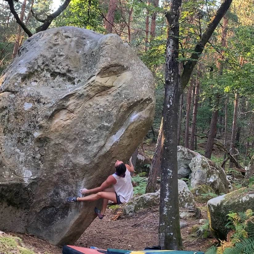 ジュリアン・ワームさんのインスタグラム写真 - (ジュリアン・ワームInstagram)「Being too male to be considered female?!?!  .  Ever since my youth I felt torn between being ‘sufficiently’ female and the dream of becoming a strong climber, which involved having muscles and thus becoming a bit more male. I felt torn between doing training exercises and standing in front of the mirror at H&M as a teen, smashing tank tops due to having muscles. At times I didn’t want to do specific training exercises, because I didn’t like how they changed my body. I disliked how my biceps grew bigger from pull-ups, how I became broader from doing push-ups.  .  To a certain point having muscles as a woman is considered beautiful, but the point that makes you a successful sports person is often times a little further than that. I remember an endless amount of moments where friends, family, other competitors said how the sixpack of that random climber girl is a bit too much, how her biceps is a bit too big, how her back looks a bit too muscular, how she is a bit too massive in general. Over the time I developed the notion that there are two ‘no-goes’ for a female sports person: 1) being too lean and muscular at the same time, because that makes you look too fibrous; that looks a bit too morbid I suppose. 2) being muscular and a bit chubby, because that looks too massive and I guess too male. .  Most of the time I felt like I’m not representing these ‘no-goes’, but I was always afraid of getting there and felt sorry for those who represented these ‘extreme’ body types - what the heck! .  I felt like in conversations about female bodies in sports the terms ‘sporty’ or ‘muscular’ are often used as euphemisms for being ‘(too) male’. This notion involved to my understanding that the transitions are very smooth - between fibrous, lean, chubby, massive,... but the underlying system is very binary - sufficiently female or too male.  My feelings accompanied by this notion went up and down and changed over the years and there were times where I loved my muscles or looking sporty (mostly when I was very much absorbed into the sports environment and successful), but there were many times where I felt like the elephant in the room (usually outside sports).」7月31日 21時22分 - julewurm