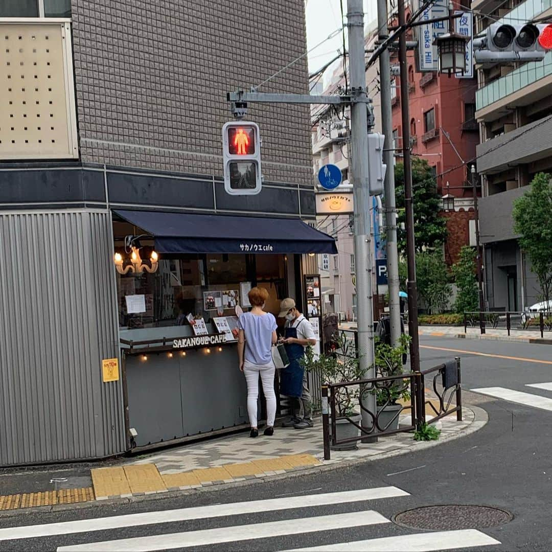 りょうくんグルメさんのインスタグラム写真 - (りょうくんグルメInstagram)「【湯島　サカノウエカフェ】 🏠#湯島　#サカノウエカフェ 🚶‍♂️湯島駅徒歩5分 📖こおりのショートケーキ(¥1200)×2  見た目がかわいいいちごのかき氷！ いちこジャムの味が強くてめっちゃうまい！中にも甘酸っぱい果肉入ってる。クリームもたっぷりでボリュームも満点。  氷ふわっふわ。 最後の一口まで味が濃くてほんとに美味しい！！！  平日16時で2組並んでた。 店内は6テーブルで全員女性！ お一人様はかなりしやすい雰囲気！ 満席の時は外にある名簿に名前書いて並ぶ！ ㅤㅤㅤㅤㅤㅤㅤㅤㅤㅤㅤㅤㅤ クリームが他のお店よりもたっぷりだからかなりお腹いっぱいになる！ サカノウエカフェ何回も来てるけどいちごが一番好き！都内のいちごでトップクラス！ ㅤㅤㅤㅤㅤㅤㅤㅤㅤㅤㅤㅤㅤ 久しぶりにかき氷屋で並んでる店見た！ オススメ！  東京都文京区湯島2丁目22-14 定休日月曜日 営業時間11時〜19時」7月31日 21時22分 - uryo1113