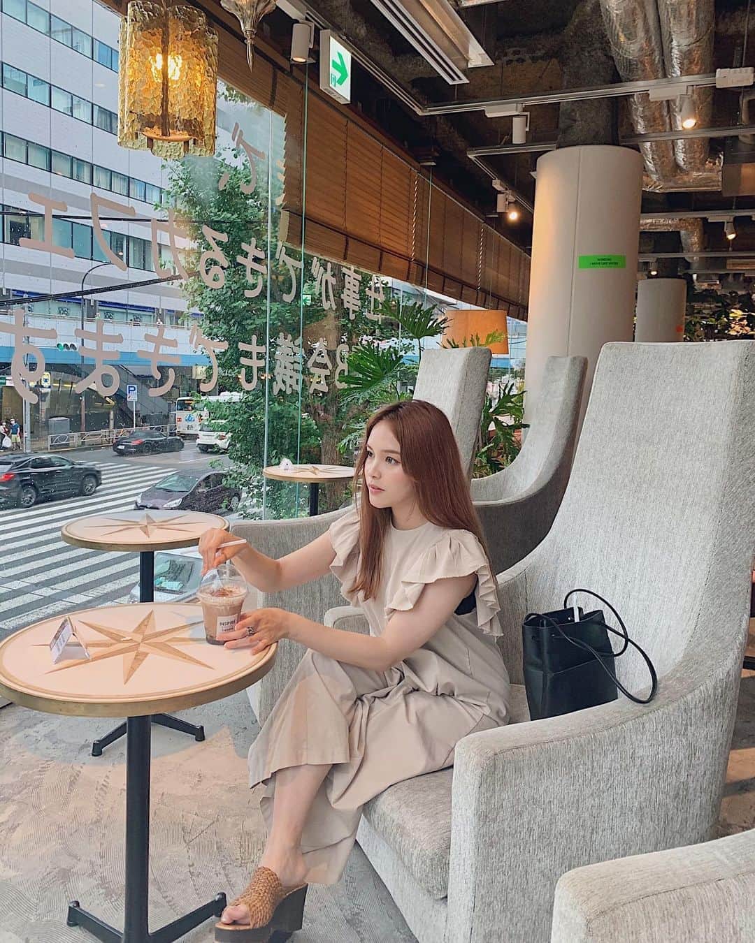 Lilmeのインスタグラム：「TSUTAYA田町駅前店リニューアルオープン📖  朝7時からコーヒーが飲めて、 23時まで本を読んだり作業やレンタルも出来る☕️（朝活だいすきだから早朝にオープンはとっても嬉しい）  2階には仕事の打ち合わせやWeb会議が出来るラウンジスペースがあり、ホテルみたいな雰囲気で居心地◎  ひとりでPC作業する事が多い私ですが、一人でも全然おっけーな雰囲気が嬉しい🥺✨  今年の夏はコロナで遠出が出来ない代わりに素敵なカフェでゆっくり過ごす事が多い夏になりそうです🍦🌞  皆さんも是非遊びにいってみてくださいね♡  #tsutaya田町駅前店#ラウンジ#カフェ#本#カフェ#珈琲」