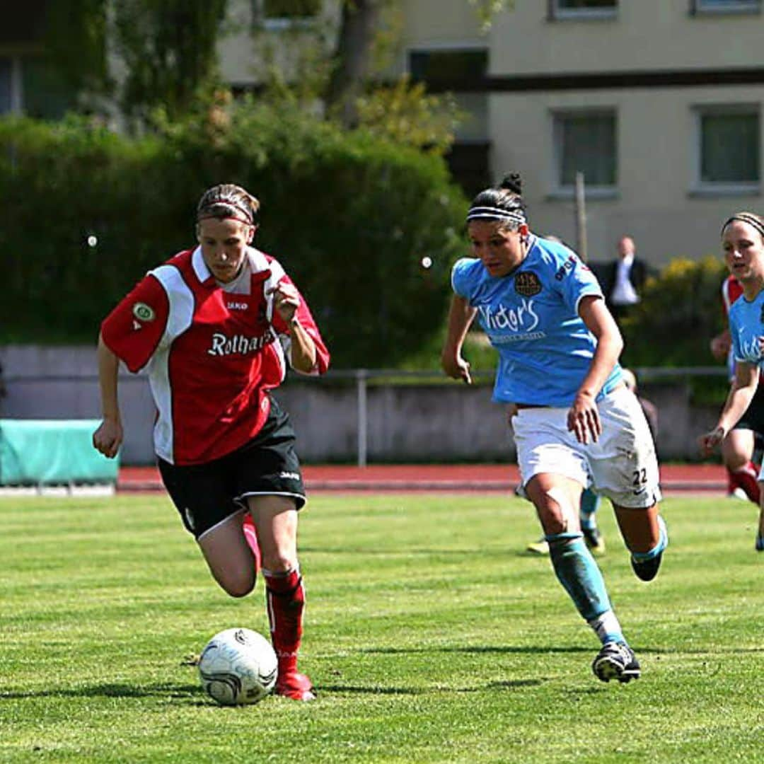 Verena Faisstさんのインスタグラム写真 - (Verena FaisstInstagram)「Nach 14 Jahren Profifußball sage ich „Servus“ & „Danke“!  Mit diesen Worten, werde ich nun meine Karriere beenden, die Fußballschuhe an den Nagel hängen und auf eine unvergessliche Zeit mit vielen wunderbaren Momenten zurückblicken. Voller Stolz, durfte ich dem Sport nachgehen, der mich als kleines Mädchen so angetrieben hat (ich wollte meine Fußballschuhe abends gar nicht mehr ausziehen). Ohne damals zu wissen, wo die Reise hingeht, startete ich beim SC Freiburg und lief danach für die zwei besten deutschen Vereine auf. Ich konnte viele Erfolge feiern und lernte viele Menschen kennen, die wie eine zweite Familie für mich geworden sind. Mein Traum einmal Nationalmannschaft zu spielen, hat sich mit 47 Länderspielen und zwei WM Teilnahmen mehr als erfüllt. Crazy! Ich bin vor allem dankbar für die Menschen, die mich auf meinem Weg begleitet haben – sowohl auf als auch neben dem Platz. Ich werde immer mit einem Lächeln auf diese Zeit zurückschauen & freue mich nun aber vor allem auf das, was die Zukunft für mich bereithält. Tschüsschen & Küsschen aufs Nüsschen ;)   PS. Ich werde dem Frauenfußball natürlich als Fan & Unterstützer erhalten bleiben und bin sehr auf die weitere Entwicklung gespannt. Es wurde in den letzten Jahren der richtige Weg eingeschlagen & viel investiert. Vor allem international, machen die Vereine mehr und mehr auf sich aufmerksam & beginnen ihre Entwicklung in Richtung der wichtigen Themen „Equality“ & „Diversity“. Es wäre schön, wenn die deutschen Proficlubs in Zukunft auch die richtigen Schritte machen und das vorhandene Potential des Frauenfußballs noch besser erkennen & wertschätzen. Und vor allem respektieren, was die Mädels täglich leisten! #packmas #dankbar #glücklich #kindheitstraum #fußballkarriere #zukunft #kindergarten #münchen #familie」7月31日 21時28分 - vereni2205