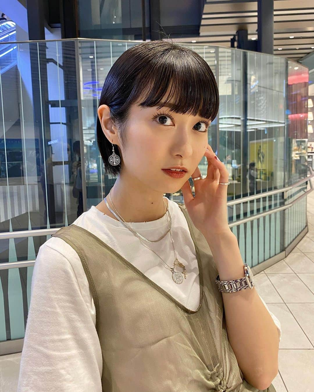 広瀬ちひろさんのインスタグラム写真 - (広瀬ちひろInstagram)「自分の横顔結構好きなのでもっと磨きをかけたいです~ 2枚目は「どお？暗い？いい感じ？」て喋ってますね😅 改めて、どお？いい感じ？ アクセサリー多めdayでした~ コーデはいつも通り、次の投稿に載せます❤︎ #ちひろずファッション お楽しみに！ #ボブ #ミニボブ #ショートボブ #ショートヘア」7月31日 21時28分 - chi_hirose