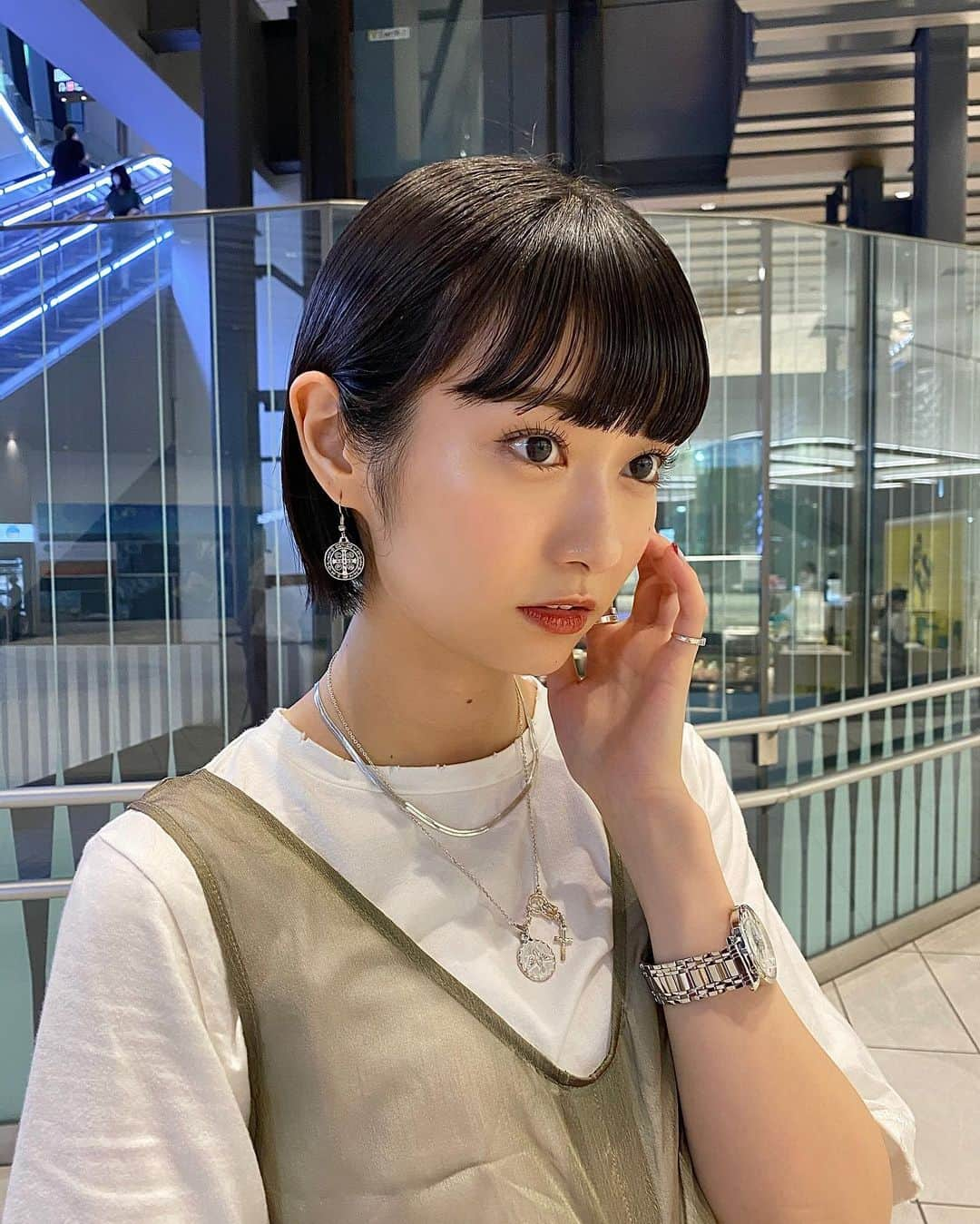 広瀬ちひろさんのインスタグラム写真 - (広瀬ちひろInstagram)「自分の横顔結構好きなのでもっと磨きをかけたいです~ 2枚目は「どお？暗い？いい感じ？」て喋ってますね😅 改めて、どお？いい感じ？ アクセサリー多めdayでした~ コーデはいつも通り、次の投稿に載せます❤︎ #ちひろずファッション お楽しみに！ #ボブ #ミニボブ #ショートボブ #ショートヘア」7月31日 21時28分 - chi_hirose