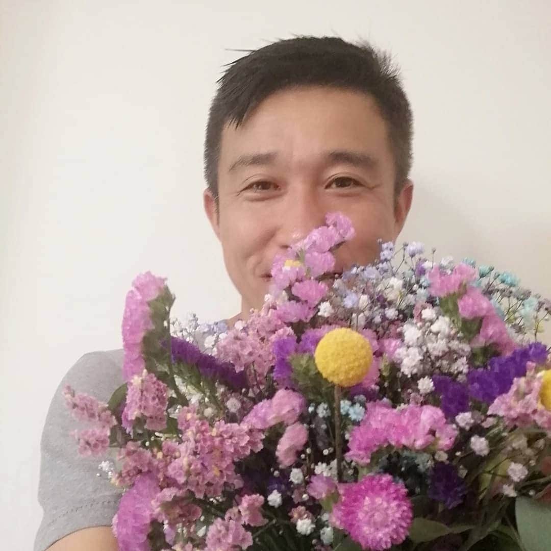 佐藤裕二さんのインスタグラム写真 - (佐藤裕二Instagram)「ひょんなことから（？）友人が花を贈ってくれました。めちゃカワイイ。 めちゃいい香り。 特に気になるのは３枚目。 水色のかすみ草ですかね？  持つべきものは「心のきれいな友」だと再認識する、４７歳７月最終日の夜。  ありがとう。  明日も素敵な一日になりそうだ🍀  #花  #花のある暮らし  #花の贈り物  #花束 #アルジャーノンに花束を  #青い花 #やってみなはれ  #メーテレ #ドデスカ #佐藤裕二  #自撮りおじさん #花おじさん」7月31日 21時32分 - karaage_satou