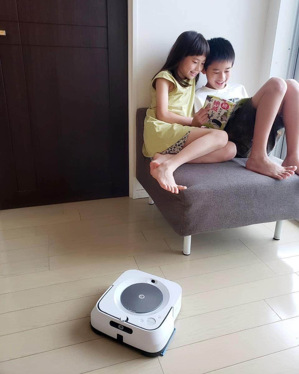 佐藤純さんのインスタグラム写真 - (佐藤純Instagram)「昨日はロボット掃除機ルンバi7＋をアップしたので、今日は床拭きロボット｢ブラーバジェットm6｣の写真を😊  ルンバでお掃除をした後に、水拭きしてくれちゃうロボット✨‼️  裸足で過ごすこの時期は、毎日雑巾がけしたいですよね。  それと、料理したあとのキッチンもベタベタが気になる。。。  音も静かでしたよ。  ブラーバジェットがあれば、床も毎日ツルツル✨  7枚目に動画もアップしたので、みてみてね。  詳しくは、STORY web で紹介してますので、是非ご覧ください🙌  @story_love40   #STORY  #STORYWEB #Roomba #ルンバ #ロボット掃除機 #IROBOT  #ブラーバジェット #ブラーバジェットm6 #掃除 #ママ #ママモデル #モデル #mama #mamamodel #model」7月31日 21時32分 - junsatoidea