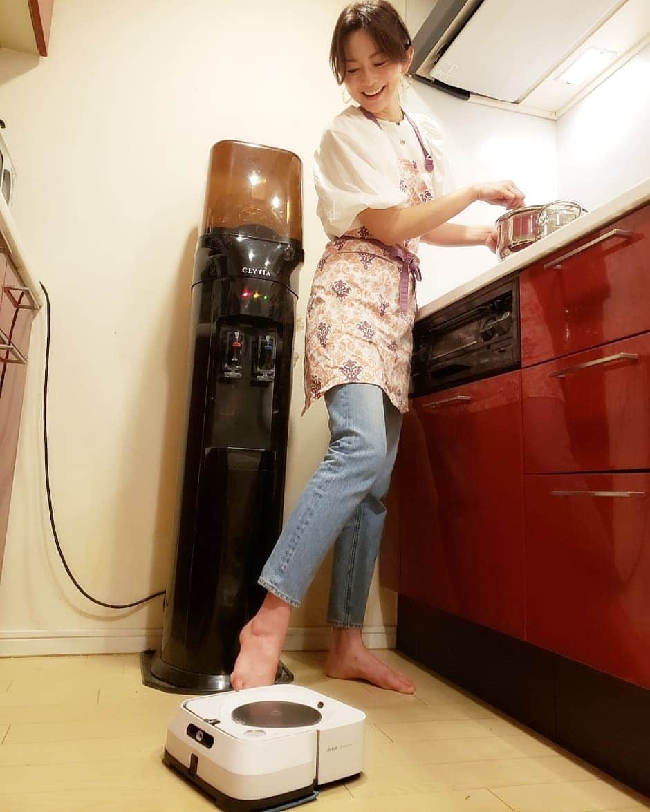 佐藤純さんのインスタグラム写真 - (佐藤純Instagram)「昨日はロボット掃除機ルンバi7＋をアップしたので、今日は床拭きロボット｢ブラーバジェットm6｣の写真を😊  ルンバでお掃除をした後に、水拭きしてくれちゃうロボット✨‼️  裸足で過ごすこの時期は、毎日雑巾がけしたいですよね。  それと、料理したあとのキッチンもベタベタが気になる。。。  音も静かでしたよ。  ブラーバジェットがあれば、床も毎日ツルツル✨  7枚目に動画もアップしたので、みてみてね。  詳しくは、STORY web で紹介してますので、是非ご覧ください🙌  @story_love40   #STORY  #STORYWEB #Roomba #ルンバ #ロボット掃除機 #IROBOT  #ブラーバジェット #ブラーバジェットm6 #掃除 #ママ #ママモデル #モデル #mama #mamamodel #model」7月31日 21時32分 - junsatoidea