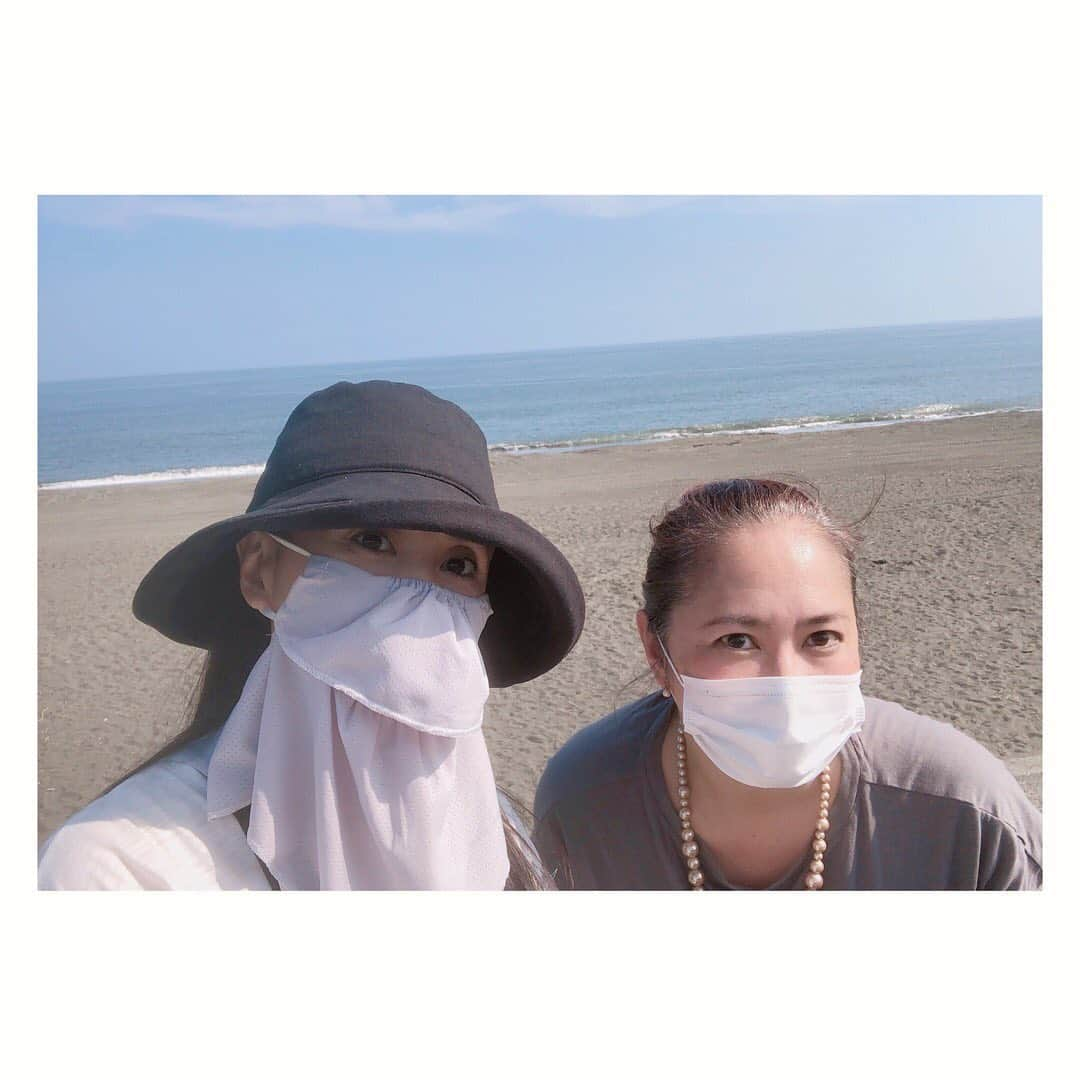 中原翔子のインスタグラム：「親友の住む街へ。 ただ海を観るだけで癒されてきた🌊 いつもありがとう✨  #海 #東京アクターズスタジオ #同期 #BFF #actresslife #japaneseactress」