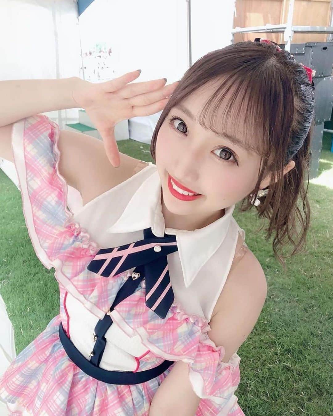 のインスタグラム：「私星野麻里愛はOS☆Uを12月12日で 卒業します。急な報告で悲しい思いをさせてしまって本当にごめんなさい。 12歳の時に入って約7年間OS☆Uとして 学生時代全部を捧げてきました。  ほんとにこの7年間はいろんなことがあって、ファンの皆さんやメンバー、関係者の皆さんたくさんの支えがあってここまでくることができました。何もなかった私にOS☆Uはたくさんのことを教えてくれました。 こんなに続けると思ってなかったけど 毎日が楽しくて幸せでまだ続けたい。歌いたい。踊りたい。みんなに会いたい話したいっていっぱい思ってずっと続けてこれました。 入ったときは先輩の後ろにいるだけで 緊張するただの子供でした。でも もっと上に行きたいステージの真ん中で踊りたいってみなさんの期待に応えたいって 思って必死に頑張ってきました。 今は胸を張ってOS☆Uのセンター、 OS☆Uの顔になることができて本当に 嬉しく思います。みんなありがとう。 2年くらい前から卒業のことは考えていて 20歳までにはしっかり決断をしようと決めていて今年で私も20歳になるということで 大きな決断をさせて頂きました。 OS☆Uは私にとって最高のアイドルです。 今後は皆さんに違う形で笑顔を届けられるようにがんばりたいなと思っています。 残り5ヶ月ということで今は大変な時期で 会える回数もあと何回あるかわかりません。なので1回1回のライブを大切に残りのアイドル人生を精一杯頑張ってOS☆Uのセンターとして最後まで頑張りたいなと思っています。 この7年間で出会った全ての方に 残り少ない時間ですが、一度でいいから 会いたいです。ぜひみなさん機会があれば会いに来てください。 最後まで応援よろしくお願いします。 みんなありがとう  OS☆U 星野麻里愛」