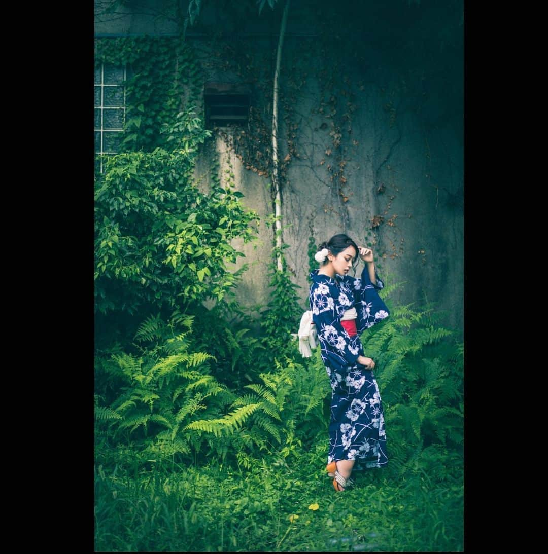 白石ゆうかのインスタグラム：「今日はいつもより長く🐶の散歩した🤨 . .  #ポートレート #portrait #写真好きな人と繋がりたい #写真撮ってる人と繋がりたい #ファインダー越しの私の世界 #model #撮影 #pic #picture #picoftheday #ポートレートしま専科 #写真 #love #like #東京カメラ部 #ポートレート女子 #follow #followme #instagood #ig_japan #photoofthday #photography #japan #japanese #photo #yukata #kimono #浴衣 #着物 #🇯🇵」