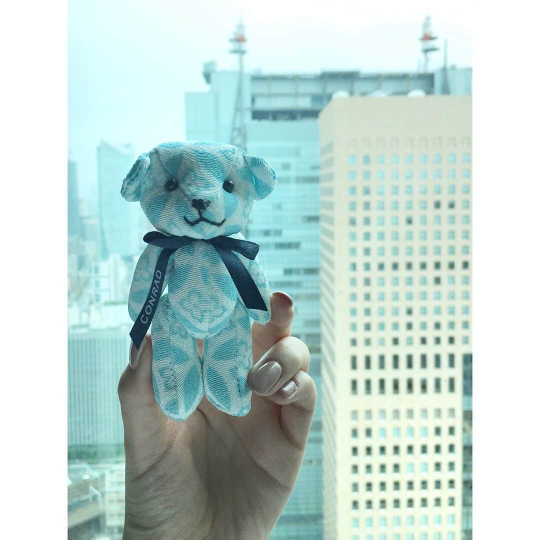 のインスタグラム：「🧸 コンラッドくまちゃんは、しっかり回収😄⭐️  #conrad #conradtokyo #conradbear  #콘래드 #콘래드호텔 #콘래드도쿄 #콘래드베어  #コンラッド東京 #コンラッド #コンラッドベア」