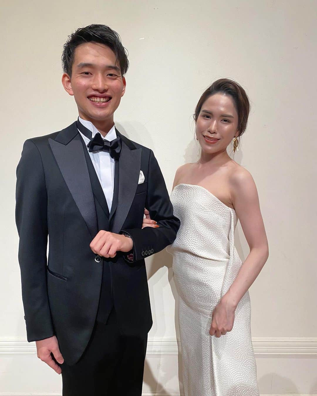 ヴィラデマリアージュさいたまのインスタグラム：「. . Before & After . MAISON DE BLANCHE 銀座メゾット: 「プロのカメラマンが教える最も綺麗なな写真の撮られ方」 . 知っておくべき科学的な美✨ 「好き」と「似合う」はMAISON DE BLANCHE 銀座で！ . . Photo : @maisondeblanchephoto  Model : @hnm_dressing  Styling : @haruna.dress  Hair&Make : @3110mayuko_  Dress : @sophieetvoilatokyo  . .................................................... #maisondeblanche #weddingdress #メゾンドブランシュ #ウェディングドレス #ヘアメイク #結婚式 #プレ花嫁 #ウエディング #結婚式準備 #花嫁 #前撮り #ウエディングフォト #wedding #weddingday #ドレス試着 #パーソナルカラー #ボディーコンサルティング #カラーコンサルティング #インポートドレス #卒花嫁 #女子会 #美容好きな人と繋がりたい #インスタ映え #ドレス迷子 #フォトウエディング #おしゃれさんと繋がりたい #好き&似合う #科学的美」