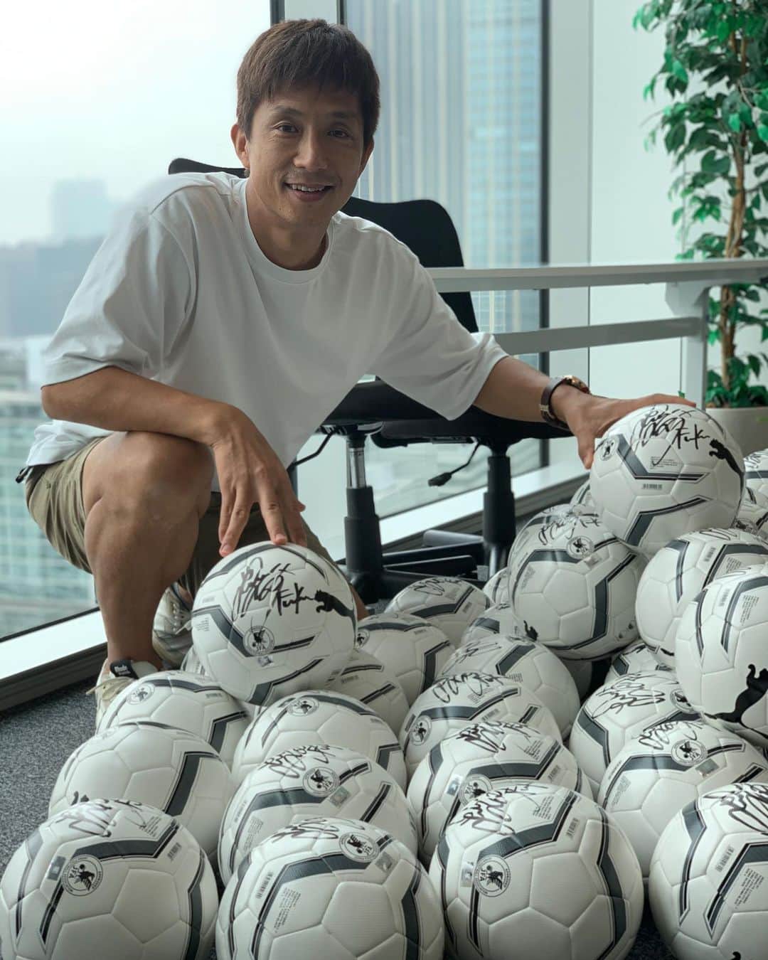 のインスタグラム：「. サイン入りサッカーボールがこんなにあるのはなかなかないで〜🤣w . イベントが中止になって、子供達と会えなくなった〜 残念😭😭😭 . プレゼントするボール🎁にサインしました⚽️ . #コロナのバカヤロー #イベント #soccer #soccerball #サイン入り #プレゼント #子供達 #ポートレートおじさん #福西崇史 #次は会えますように」