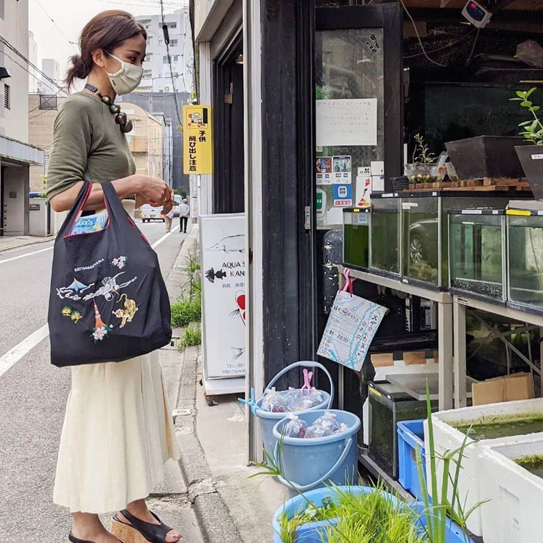 丸山敬太さんのインスタグラム写真 - (丸山敬太Instagram)「#repost @tokyodame ・・・ THINK GREEN eco bag by @keitamaruyama_official 丸山敬太さんのスカジャン風なエコバッグが大活躍。今日はスーパーの帰りに、今春から買い始めたメダカ用の水草を買いに。@mullerofyoshiokubo_official のマスクも大活躍。」7月31日 21時41分 - keitamaruyama