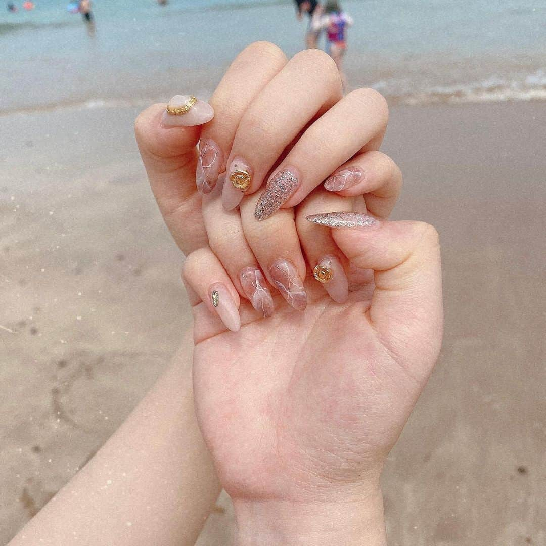 宅島紗彩のインスタグラム：「﻿ おにゅー💅💞﻿ ﻿ 今年の夏ネイルは大理石とお花メインのネイルにした🌼.*﻿ ﻿ ﻿ ﻿ ﻿ ちょっと伸びてる…😢﻿ ﻿ ﻿ ﻿ ﻿ #nail #summer #summernails #summerfashion #nails #nailart #naildesign #life #pink #sea #ocean #oceanview #ネイル #夏ネイル #ネイルデザイン #大理石ネイル #ネイルアート #ネイルサロン #原宿ネイル #💅 #💗」