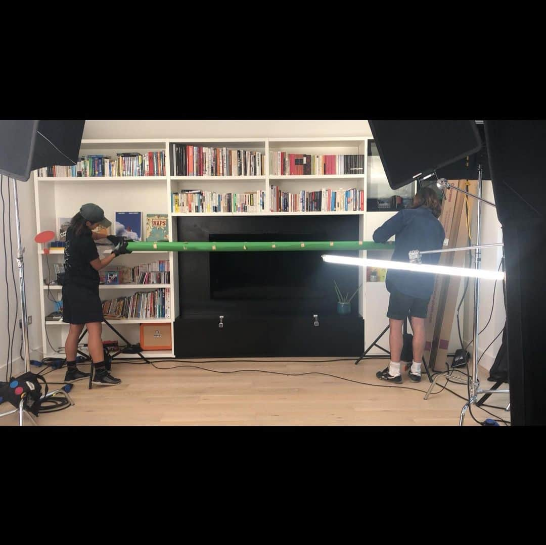 宇多田ヒカルさんのインスタグラム写真 - (宇多田ヒカルInstagram)「“Time”MVの舞台裏？です😅Behind The Scenes (or When Your Living Room Becomes A Scene) at the “Time” shoot  @the_rinayang」7月31日 21時44分 - kuma_power