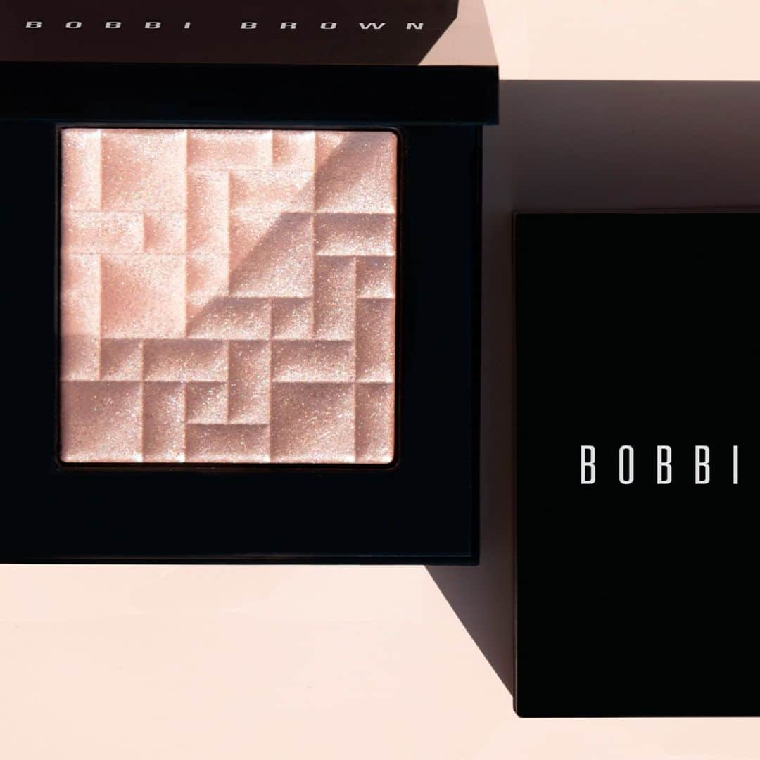 ボビイブラウンさんのインスタグラム写真 - (ボビイブラウンInstagram)「Catch the light. Turn up your summer glow with Highlighting Powder in Sunset Glow.   #bobbibrown #glowy #summermakeup #glowing」7月31日 22時00分 - bobbibrown