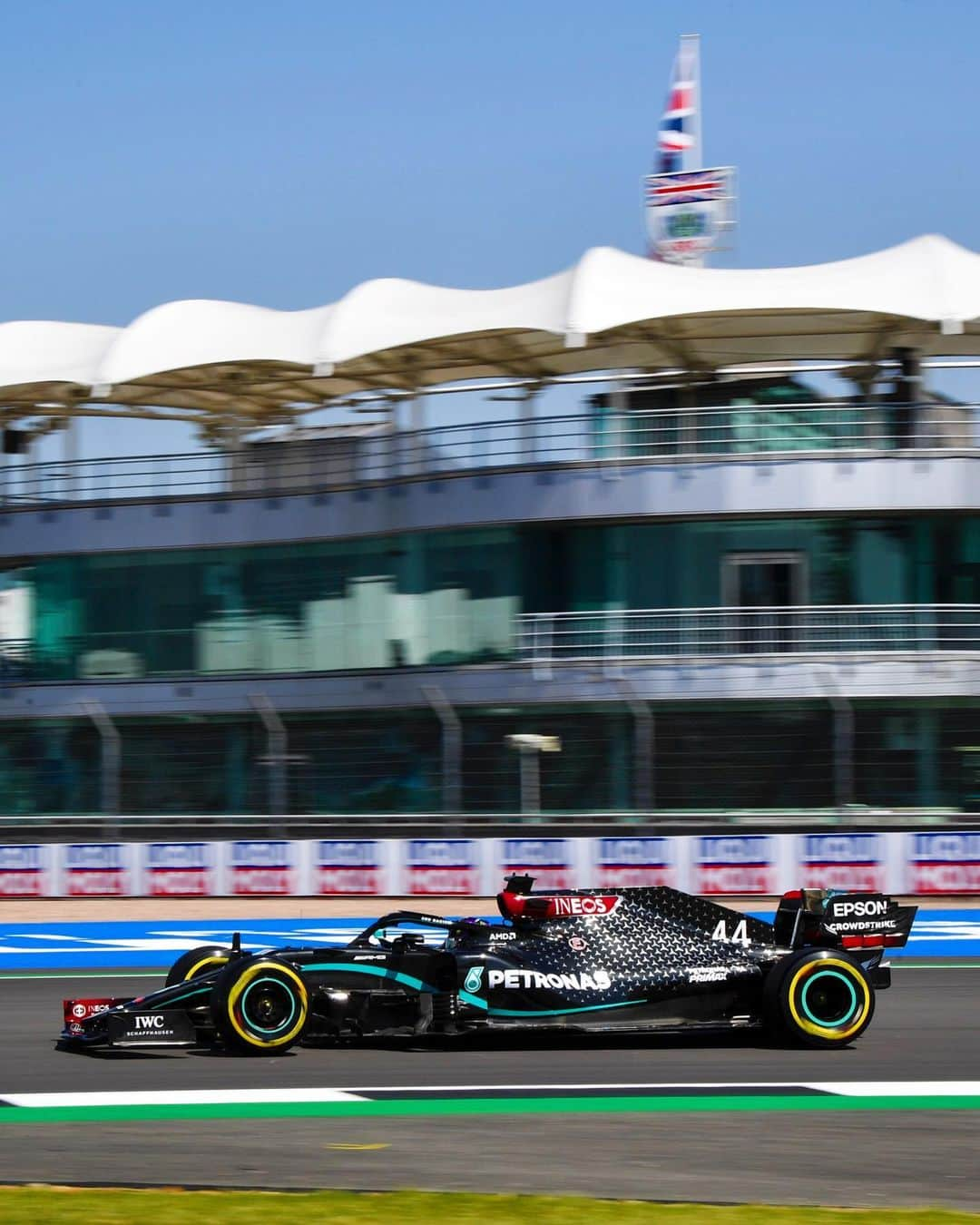 MERCEDES AMG PETRONASさんのインスタグラム写真 - (MERCEDES AMG PETRONASInstagram)「Sunny Silverstone, it’s good to be back! ❤️」7月31日 22時00分 - mercedesamgf1