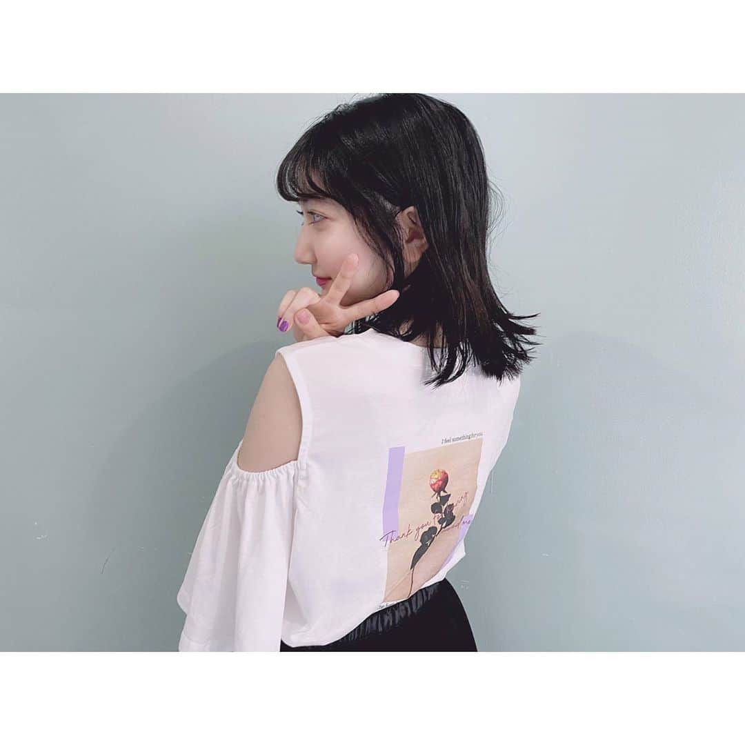 加藤咲希のインスタグラム：「AND24LOVELYとnicolaのコラボT着てみました~(*´ `) ワンショるなってるの可愛いしバックプリントも可愛いから最近よく着てる✌🏻 早くもオキニちゃんです(*´ー｀*) . . . . . . . . #nicola #ニコラ #モデル #ニコモ #ニコラモデル #加藤咲希 #かとぅ #かとっこ🐱🌸 #高校生 #高校生モデル #jk #jkモデル #レプロ #レプロエンタテインメント #and24lovely #アンラブ #ニコラコラボtシャツ #gu」