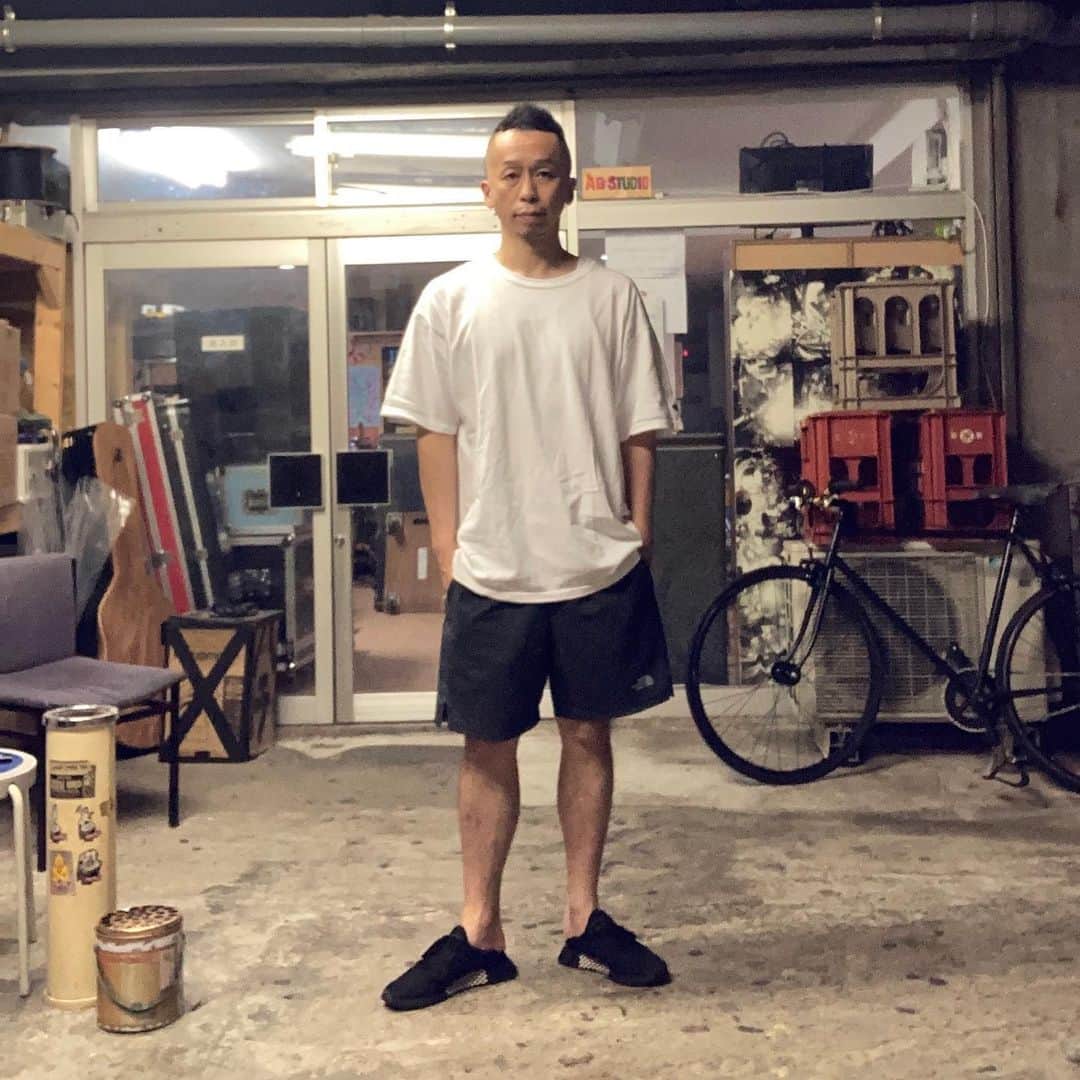 木暮栄一のインスタグラム：「スタジオと家の往復しかしてないんじゃ投稿も滞るよね。というわけで #自撮り #1人で #タイマーとか使って」
