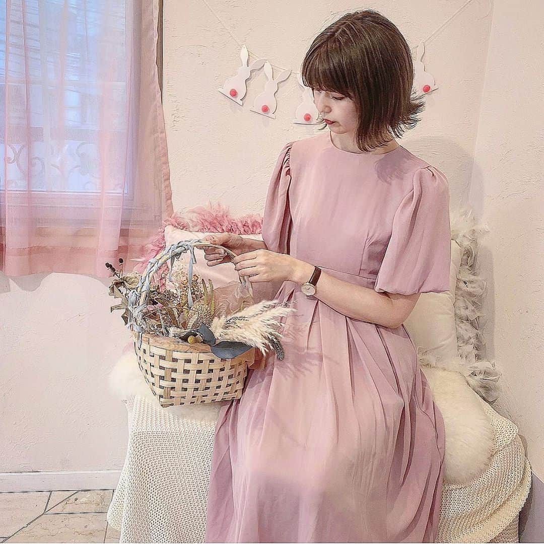 のインスタグラム：「. . @m_i_zun が働いている @lometokyo に初めて行ってきた〜💓 . ８年ぶりぐらいにブリーチしたよ⚠️ 頭皮弱くて痛くなること多いんだけど 全く染みることもなく感動でした🥺 . ✨ミルキーベージュ✨にしてもらった💓 最高に良きカラー🥺💓 @imari_style さんありがとうございました🥺♡ . 話したいこと沢山あるのでご飯いきましょ〜🍚 . . ワンピースは @iradowl_official 👗♡ パフスリーブに一目惚れだった💓 . . #fashion #onepiece #pink #salon #iradowl #ootd #ブリーチカラー #ヘアカラー #いまりある #美容室 #サロン #外苑前 #表参道 #ワンピース #ピンク #ファッション」