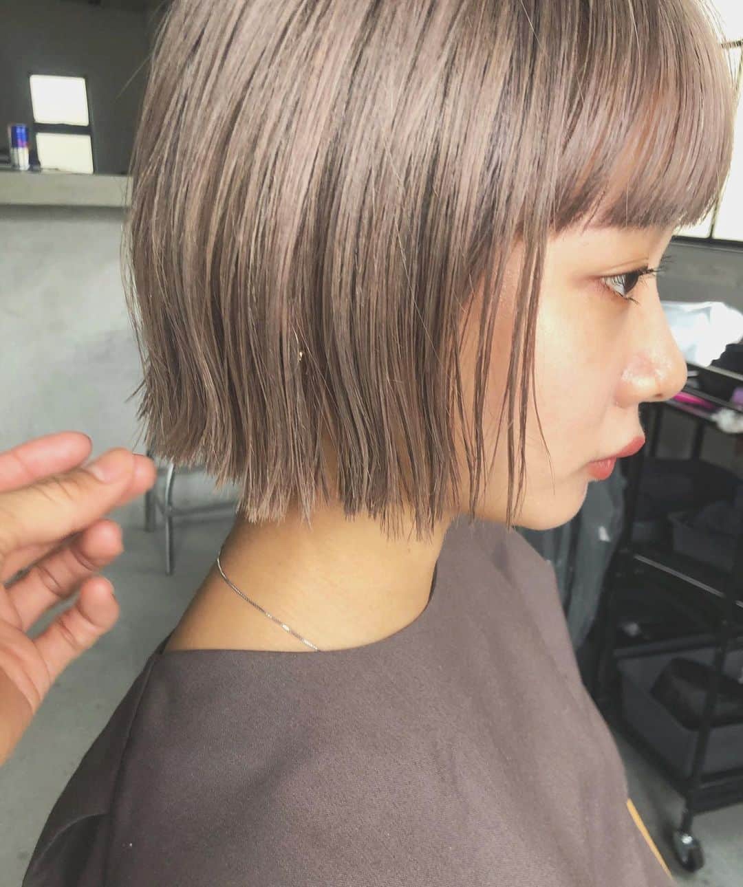 カワシリアツシのインスタグラム：「パツッと✂︎ ミルクティー◎ オリジナルの配合で、 退色しても黄色くなりにくい✌️  しっかり処理しながらブリーチするので ダメージも抑えられます🙆‍♂️」