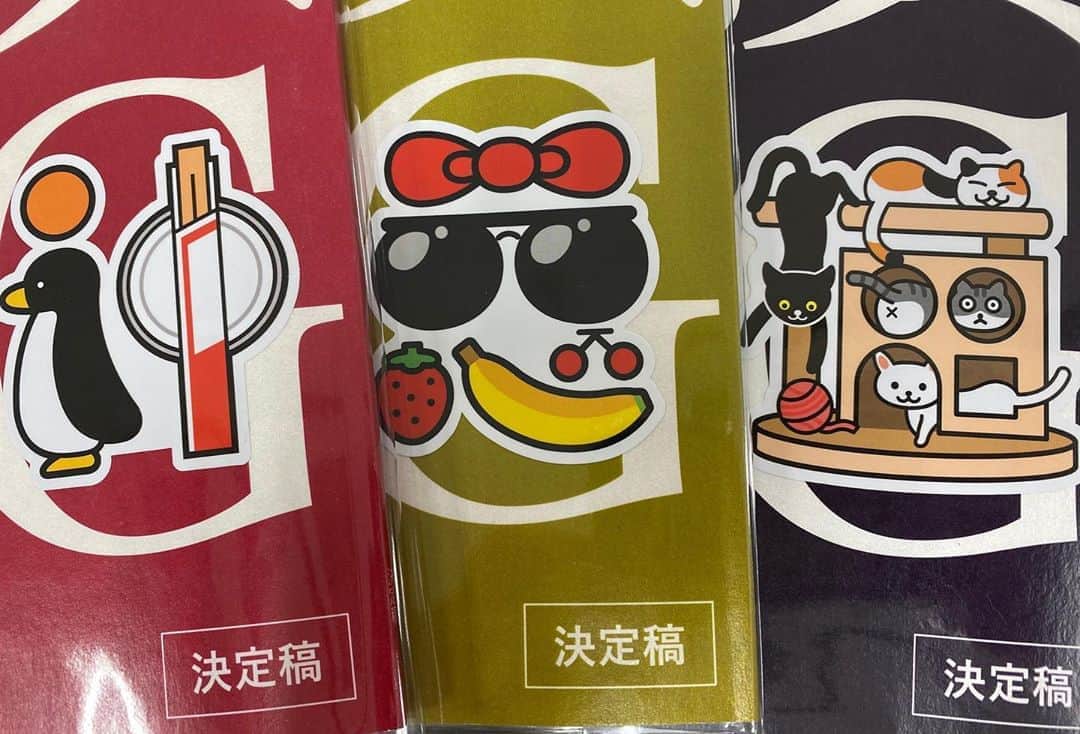 大根仁のインスタグラム：「明日から新ドラマのクランクイン。台本表紙に天久聖一さんが作ったステッカーを貼りました。左から神・悪・猫。神回、悪回、猫回を目指して。」
