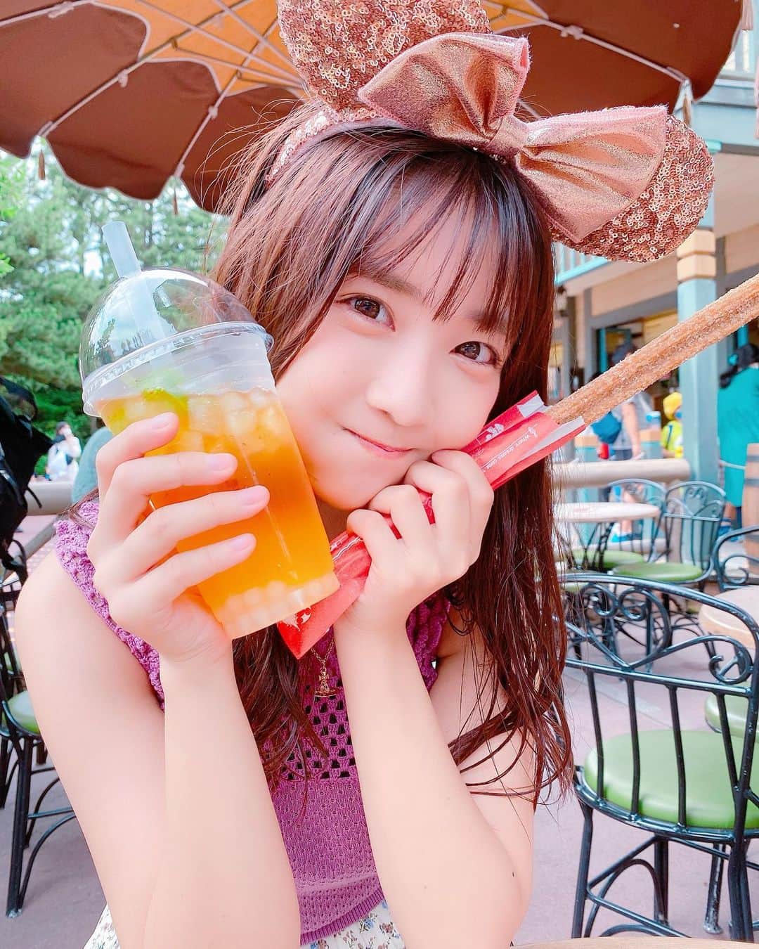 天羽希純のインスタグラム：「「サークルのみんなでディズニーに来た。今日は密かに僕が恋してるこの子と沢山話せるといいな。」  的なストーリー💓  少女漫画大好きっ子育ちだから色んなシチュエーション思い浮かんじゃう🥰 甘酸っぱい感じいいねぇ〜✨✨  (本当はこれ弟の誕生日ディズニーで家族で行きました笑)  #ディズニー #ディズニーランド #disney #disneyland #ディズニーコーデ #ディズニーグッズ #ディズニーリゾート #私服 #japandisney #japanesegirl #グラビア #gravure #可愛い女の子 #サークル #ポートレート #誕生日ディズニー」