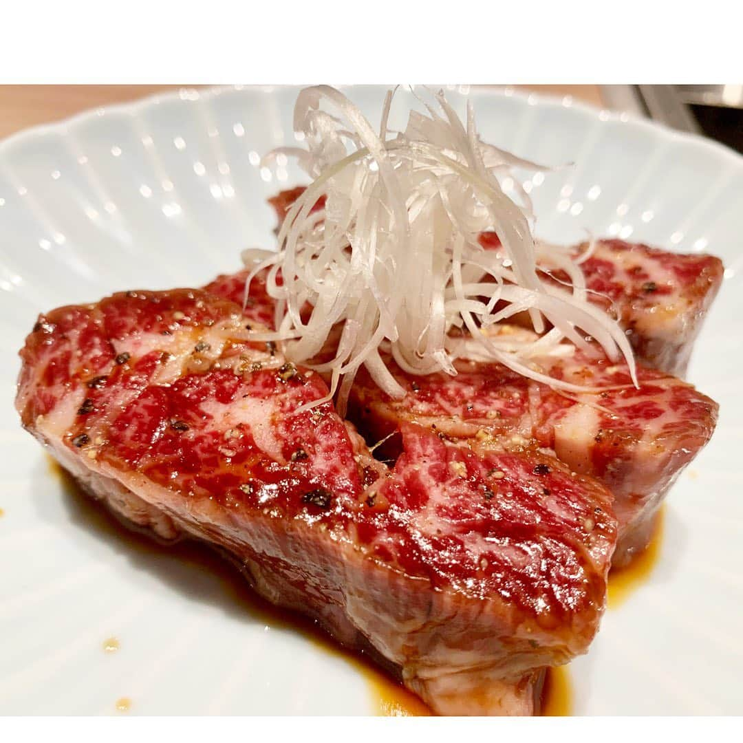 笹丘明里さんのインスタグラム写真 - (笹丘明里Instagram)「. 主人の経営している焼肉店 【BEEF MAN 🐮 六本木本店】 @beefmanroppongi が、 👑全個室に改装＆メニューも よりパワーアップ👑して、本日 リニューアルオープンしました🥩✨ . ご家族でのお食事・デート・接待・ 記念日ディナーなどに、、、 本当に本当におすすめです😊🥩💖 . スタッフ一同、換気や消毒を徹底し コロナ対策もばっちりです！！！！！ (焼き網からも 煙と空気を吸ってくれます◎) . プレオープン期間に何度が食べに 行ったのですが、以前のビーフマンも 美味しい神戸牛ばかりで、昔から 大好きだったけど、パワーアップして 帰ってきたビーフマン、、、さらに 大大大好きになりました🥰🐮✨ . 今の情勢により、両手を振って 「食べに来てくださーーーい！」と 言えない現状が とても悔しく 心苦しいですが😢、美味しい 焼肉でスタミナをつけたくなった時は ぜひ、六本木BEEF MANに いらしてくださいね、、☺️🙏♥️ おまちしております(*＾＾*)🌸 . #ビーフマン #BEEFMAN #焼肉 #六本木 #リニューアルオープン #神戸牛 #全個室 #川岸牧場 #焼肉屋 #ブランド牛 #六本木焼肉 #roppongi #kobebeef #六本木ディナー #六本木ランチ #焼肉ランチ #焼肉ディナー #肉ケーキ #yakiniku #焼きしゃぶ #上タン #ハラミ #有名店 #ラーメン #六本木グルメ #六本木テイクアウト #ウーバーイーツ #ubereats #焼肉弁当 #笹丘明里」7月31日 22時08分 - akari_sasaoka