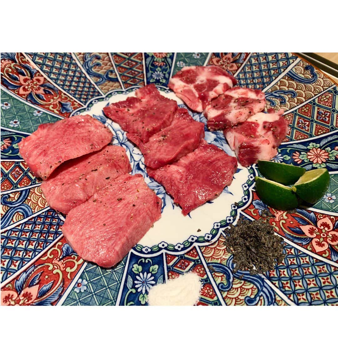 笹丘明里さんのインスタグラム写真 - (笹丘明里Instagram)「. 主人の経営している焼肉店 【BEEF MAN 🐮 六本木本店】 @beefmanroppongi が、 👑全個室に改装＆メニューも よりパワーアップ👑して、本日 リニューアルオープンしました🥩✨ . ご家族でのお食事・デート・接待・ 記念日ディナーなどに、、、 本当に本当におすすめです😊🥩💖 . スタッフ一同、換気や消毒を徹底し コロナ対策もばっちりです！！！！！ (焼き網からも 煙と空気を吸ってくれます◎) . プレオープン期間に何度が食べに 行ったのですが、以前のビーフマンも 美味しい神戸牛ばかりで、昔から 大好きだったけど、パワーアップして 帰ってきたビーフマン、、、さらに 大大大好きになりました🥰🐮✨ . 今の情勢により、両手を振って 「食べに来てくださーーーい！」と 言えない現状が とても悔しく 心苦しいですが😢、美味しい 焼肉でスタミナをつけたくなった時は ぜひ、六本木BEEF MANに いらしてくださいね、、☺️🙏♥️ おまちしております(*＾＾*)🌸 . #ビーフマン #BEEFMAN #焼肉 #六本木 #リニューアルオープン #神戸牛 #全個室 #川岸牧場 #焼肉屋 #ブランド牛 #六本木焼肉 #roppongi #kobebeef #六本木ディナー #六本木ランチ #焼肉ランチ #焼肉ディナー #肉ケーキ #yakiniku #焼きしゃぶ #上タン #ハラミ #有名店 #ラーメン #六本木グルメ #六本木テイクアウト #ウーバーイーツ #ubereats #焼肉弁当 #笹丘明里」7月31日 22時08分 - akari_sasaoka