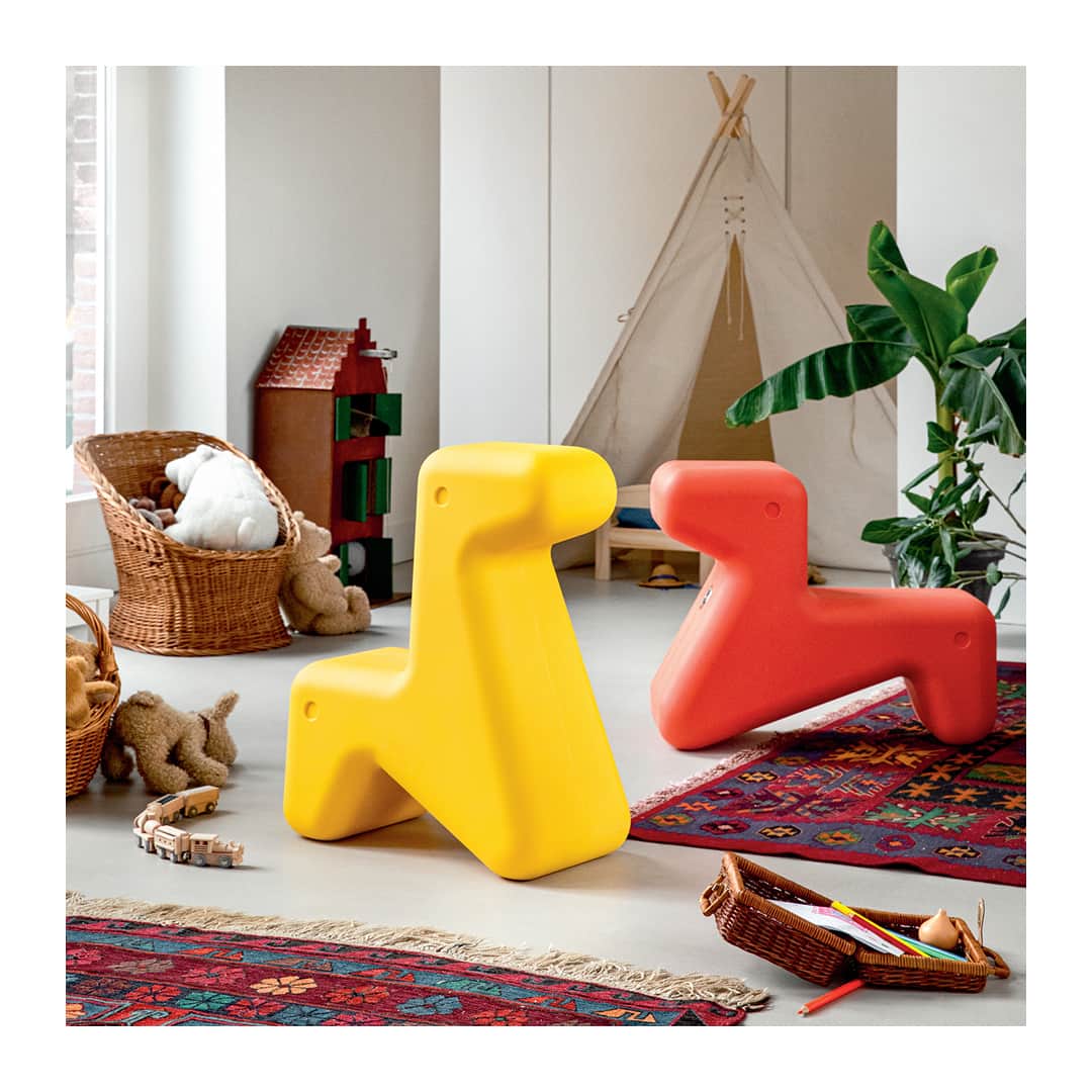 のインスタグラム：「Dog or giraffe depending on the mood, #Doraff is the perfect playmate for your child’s quest to discover the world. Get ready for a colorful journey. #SS20⁣  Design by @ben_van_berkel / @unstudio_architecture」