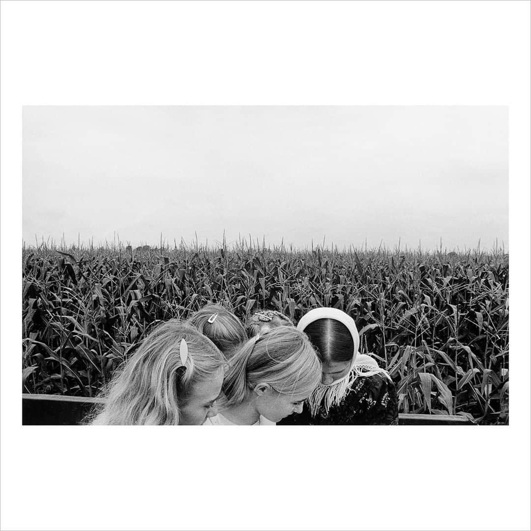 Magnum Photosさんのインスタグラム写真 - (Magnum PhotosInstagram)「“I began photographing Mennonite migrant workers as they arrived from Mexico to plant and harvest the fruit and vegetables of Ontario. It was the first summer in Ontario for Nancy Klassen, who is wearing a traditional headscarf and standing on a tomato harvester with her cousins as it rounds the end of a cornfield. The other girls, who’d come from the same insular colony in Mexico, had lived in Canada for several years and understood the struggle of language and culture she would have to surmount. They spent the summer helping build her confidence in a new and modern world.” – @larrysgeneralstore⁠ .⁠ Solidarity, the July Magnum Square Print Sale, in support of the @naacp and in collaboration with @voguemagazine, is live for 3 more days only!⁠ .⁠ This is a unique opportunity to purchase signed or estate-stamped prints by over 100 of the world’s leading photographic artists in an exclusive 6x6” format for $100.⁠ .⁠ Magnum photographers and Vogue are both donating 50% of their proceeds to the National Association for the Advancement of Colored People (@naacp), the longest-running, and largest civil rights organization in the United States.⁠ .⁠ The NAACP’s mission is to eliminate race-based discrimination and uphold equality of rights of all persons.⁠ .⁠ Visit the link in bio to shop all the images available.⁠ .⁠ PHOTO: Lambton County, Ontario, Canada. 1990.⁠ .⁠ © @larrysgeneralstore/#MagnumPhotos⁠ ⁠ #MAGNUMSQUARE #Solidarity #printsale」7月31日 22時01分 - magnumphotos