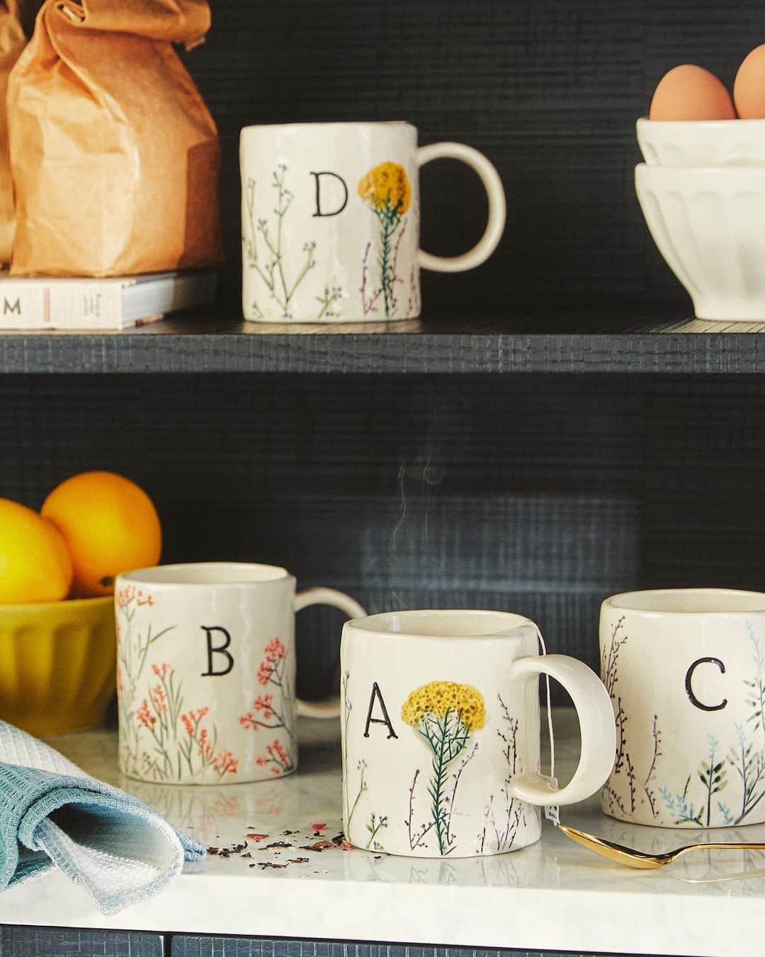 Anthropologieさんのインスタグラム写真 - (AnthropologieInstagram)「Now in Bl🌼🌼m: beautifully handpainted earthenware that practically has your name on it! (shop new homewares at the link in our bio) #AnthroLiving」7月31日 22時01分 - anthropologie