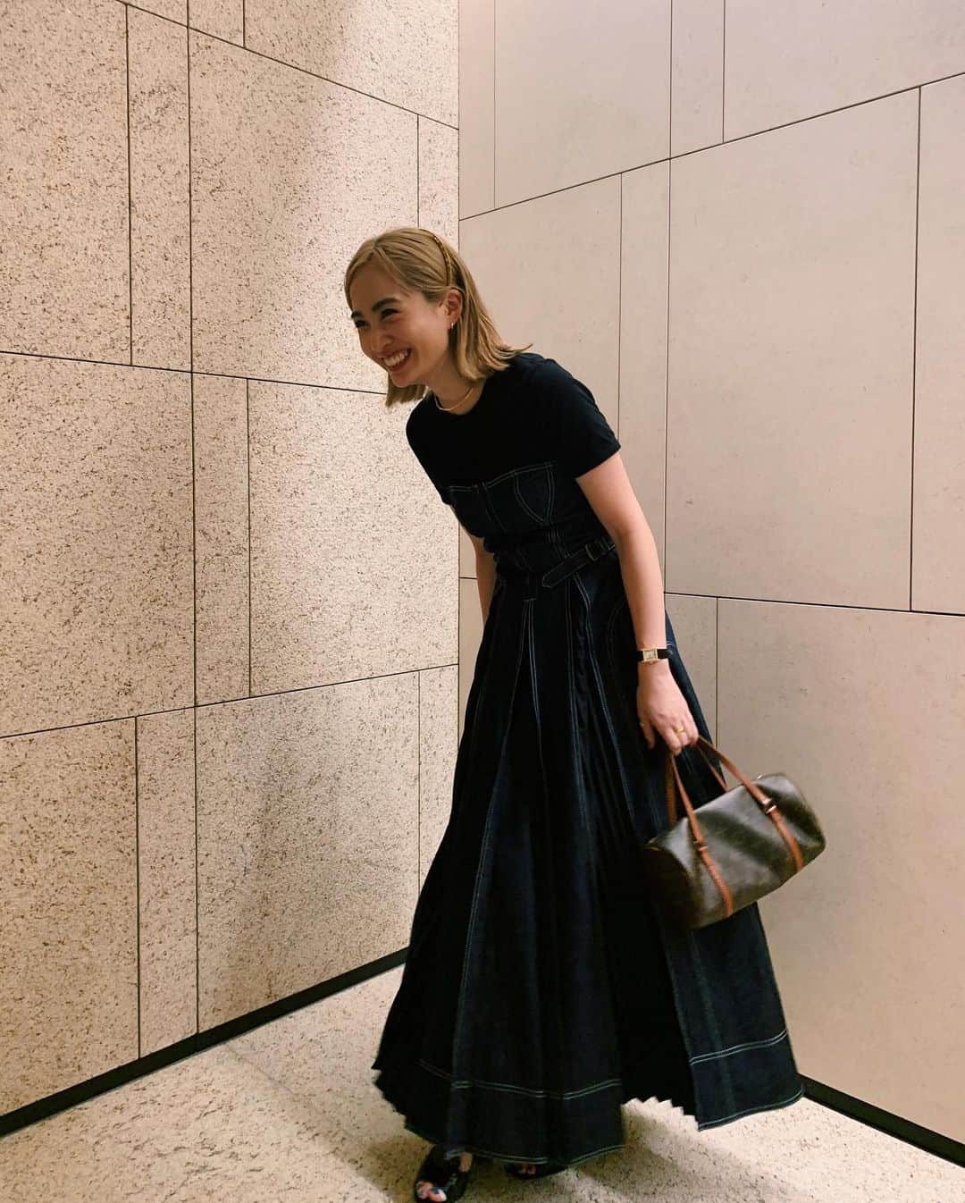 のインスタグラム：「母が20代の頃のバッグ、現役 🕊」