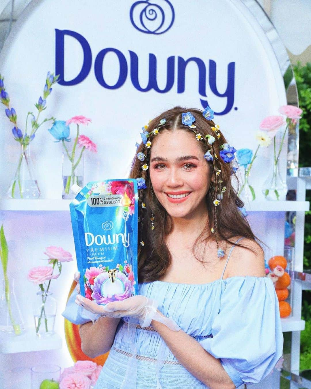 Araya Alberta Hargateさんのインスタグラム写真 - (Araya Alberta HargateInstagram)「รีวิวตาม #วิถีเน็ตไอด้อน คุณภาพ นี่เลย Downy Flower Bouquet Series 🌼🌷 น้ำยาปรับผ้านุ่มที่หอมสดชื่นด้วยพลัง Essential Oil ธรรมชาติ 100% สกัดจากดอกไม้และผลไม้สด มี 2 กลิ่นให้เลือกตามชอบเลยนะ สีฟ้า Fresh Bouquet หอมสดชื่น และ สีชมพู Adorable Bouquet หอมหวานสดใส 💙💗 รีบไปช้อปที่ซุปเปอร์มาร์เกตชั้นนำทั่วไป และ ออนไลน์ แล้วมาเดินเล่นในสวนดอกไม้กับแม่กันนะคะ #BeTheFlower #ดาวน์นี่กลิ่นช่อดอกไม้หอมติดทนนาน @downyth」7月31日 22時04分 - chomismaterialgirl