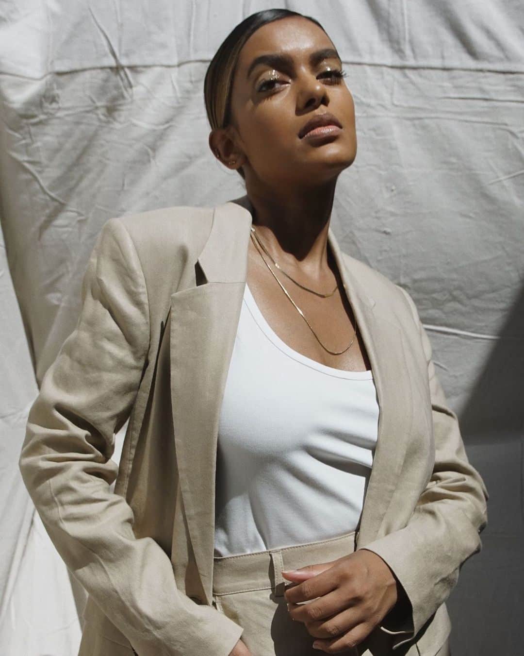 のインスタグラム：「@stellasimona looking effortless in our lightweight linen suit.」