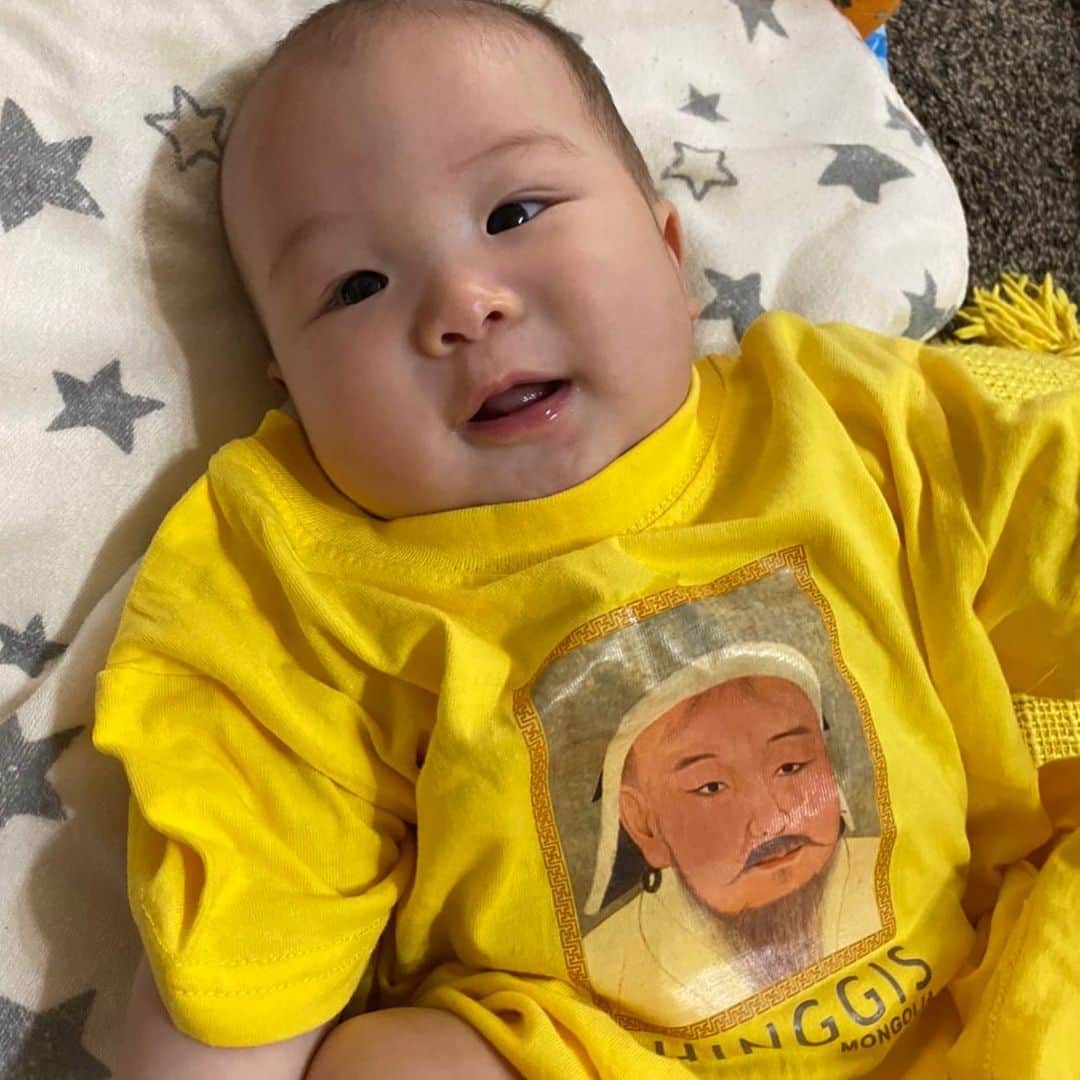 川島章良のインスタグラム：「. . . モンゴルに数年前に朝青龍さんのところに  インタビューいくロケのときに  きあちゃんにお土産で買ってきたのですが、  怖いっといってきてくれなかったチンギスハーンTシャツ  たしかにちょっと怖いけど  なんかオシャレ  きっぺい君に少しだけ来てもらいました。  喜んでいたたぶん笑笑  #きっぺいくん #モンゴル #チンギスハーン  #赤ちゃん #親バカ部」