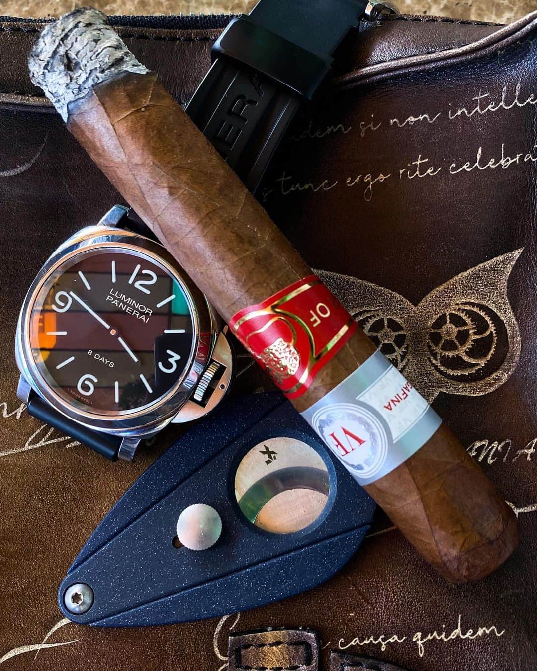 WATCHMANIAさんのインスタグラム写真 - (WATCHMANIAInstagram)「VegaFina “Year of the Rat” is an incredible cigar! Thanks @dronurozturk for sourcing these for me 🙏🏻  #vegafina #vegafinacigar #yearoftherat #vegafinayearoftherat #cigaroftheday #cigar #cigaraficionado #cigarlife #cigarsociety #cigarlifestyle #cigarporn #xikar #xikarnation #panerai #luminor8days #watchmania」7月31日 22時11分 - watchmania