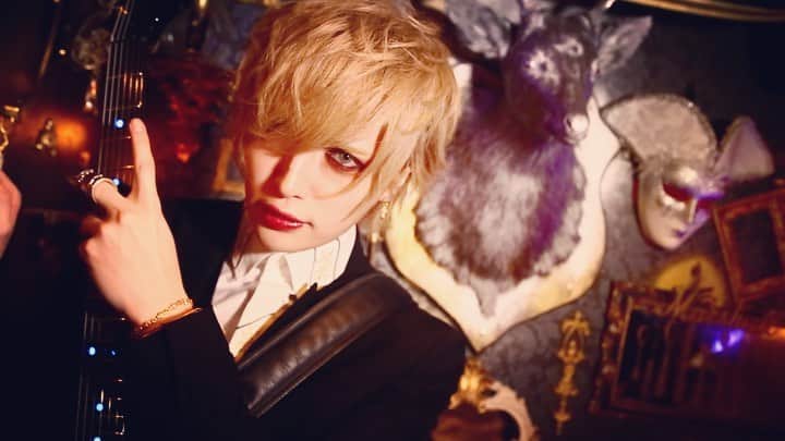 MiA のインスタグラム：「ギターとMiA⚜️🥀」