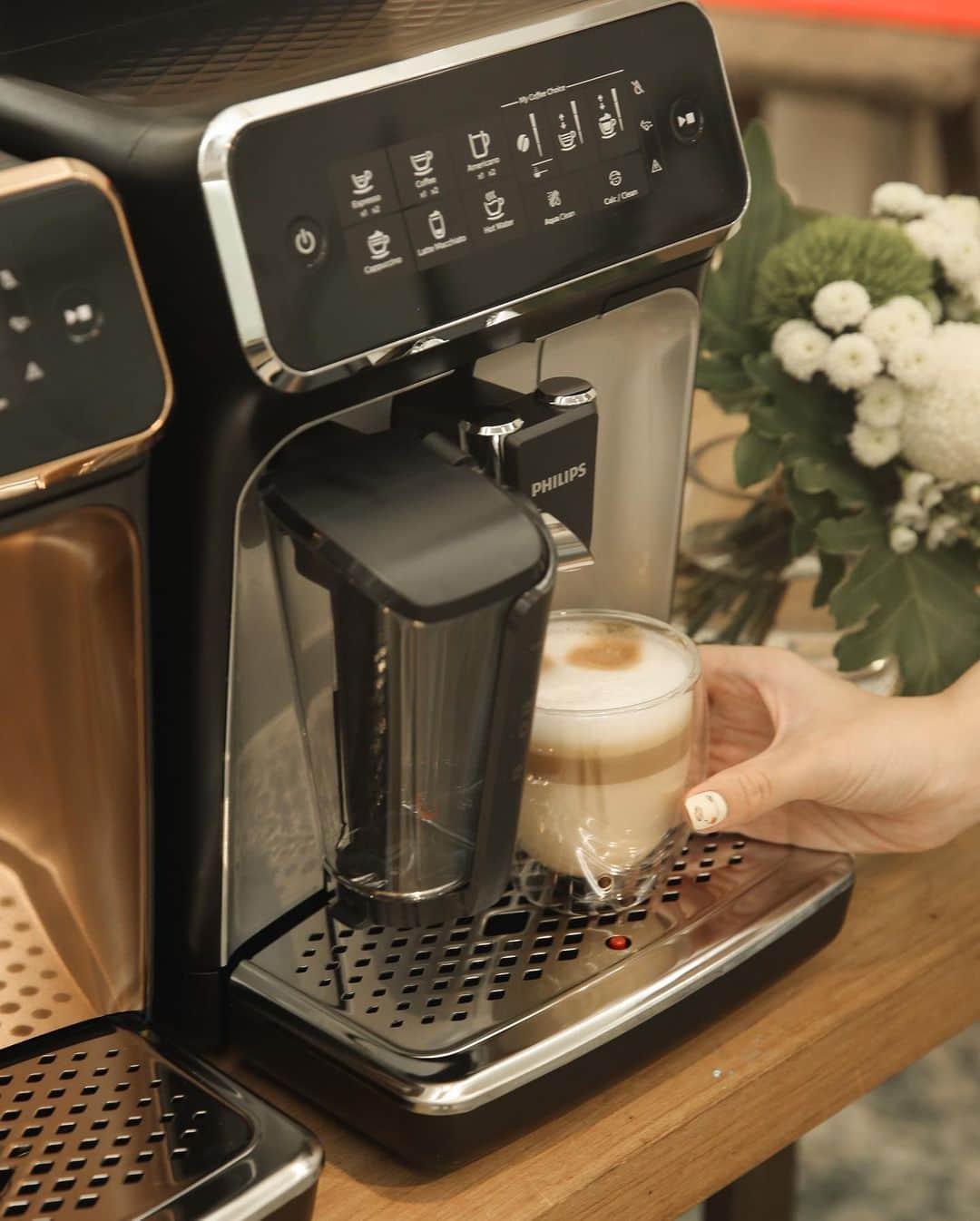 徐琁さんのインスタグラム写真 - (徐琁Instagram)「這台飛利浦咖啡機跟我實在太有緣了 跟我家用了十年的是同系列耶🤤🤍 我每天早上都會自己煮來喝 （配我的膠原蛋白粉ㄧ起） 已經不能沒有它了太方便 plain-me首次跟小型家電合作 引進了飛利浦的全自動義式咖啡機 這台真的是操作超簡單 按ㄧ鍵就可以在家喝拿鐵 設計很簡約放在家也很百搭不突兀 未來新家也要放ㄧ台～～🤍🤍  7/30 -8/17  plain-me敦南旗艦店快閃活動期間，除了有購機滿額贈之外，消費滿額還贈LatteGo雲朵拿鐵🤍  有喜歡可以去逛逛啦～  #雲朵拿鐵 #飛利浦 #搭配美好的一天 #plainme_snap」7月31日 22時15分 - cos55555