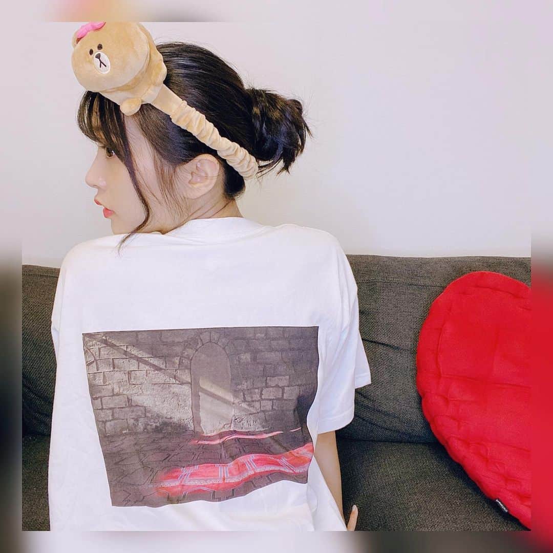 のインスタグラム：「👚🧸👚 ひなんちゅ(@hinaofficial0313 )がくれたTシャツ🥺💕 寝巻きにでも使ってくださいと言われたけど普通に私服でも使いたい🥰✨ #fashion #tsirt #horsmic #silentsiren #ねぎしふく #ねぎ私服」