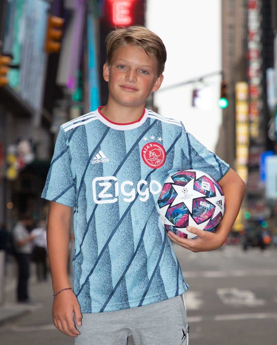 アヤックス・アムステルダムさんのインスタグラム写真 - (アヤックス・アムステルダムInstagram)「Times Square ✗ Ajax! 🆕🛍 ❌ Ajax Merchandise ❌ Home & Away 20/21 ❌ @PeleSoccerShop - NYC #ForTheFuture #AjaxUSA 🇺🇸」7月31日 22時26分 - afcajax