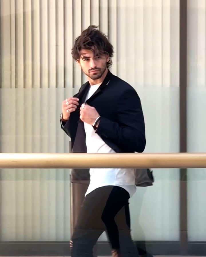 ブレイク・マイケルのインスタグラム：「24 snuck up on me. And I’m so grateful to be here ✨♥️⁣🎂🦁  ⁣ Life is long. You have time! But none to waste. Work hard and have fun.」