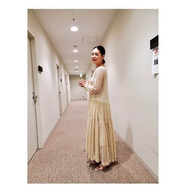 加藤紀子のインスタグラム：「テレビ東京「よじごじdays」 今日の特集、 キャンピングカーでキャンプだなんて、憧れシリーズ✨  スタジオでは終始キャッキャと、 楽しかったです。 お付き合いくださった方ありがとうございました😊  dress @adelly.tokyo accessories @sipilica shoe's @randa_pic  ヘアメイク、ミホさん スタイリスト、早苗さん おかげで気持ち良くスタジオへ入れました！いつも本当にありがとう✨  #よじごじdays」