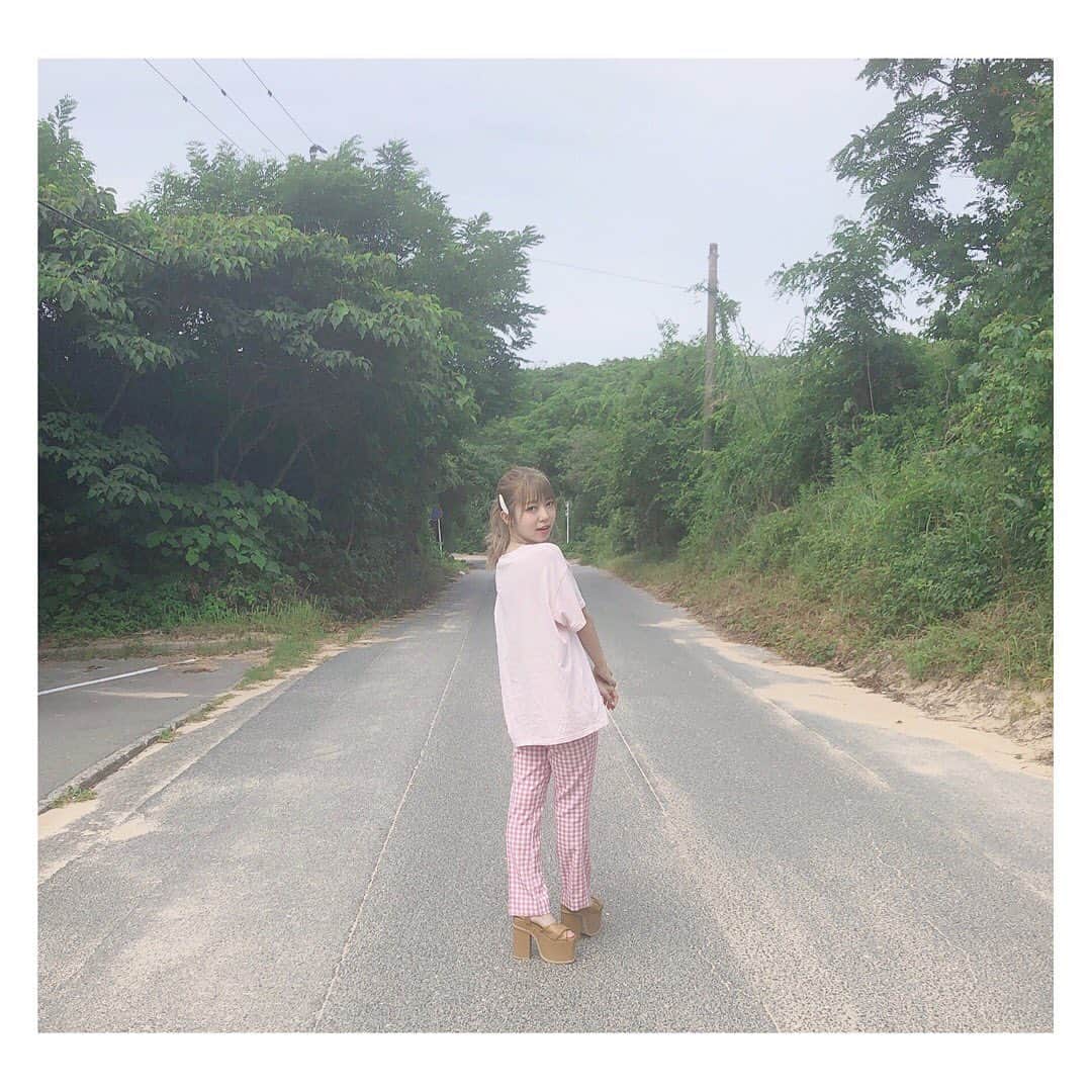 のインスタグラム：「ぴょんぴょんぴょん 3枚連続どーぞ✌︎ ・ おととい更新した写メの違うやーつ🌼 ・ 自然って良き❤︎❤︎」