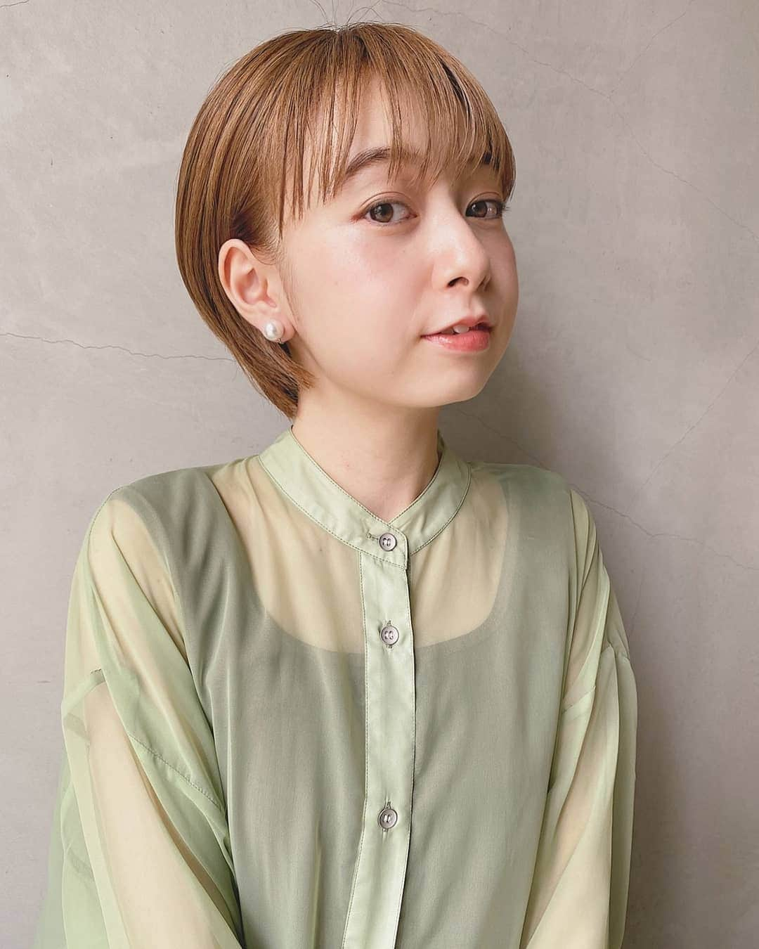 伊藤美羽さんのインスタグラム写真 - (伊藤美羽Instagram)「#サロン撮影  ハイトーンショートにナチュラルメイクのスタイル☺️ belleで撮影していただきました✨ . . . . . #ベージュ #ベージュカラー #ショート #ショートヘア #ショートモデル #ハイトーンショート #ハイトーンカラー #ハイトーン #恵比寿 #恵比寿美容室 #シアーシャツ #belle #salonmodel」7月31日 22時35分 - miumiu.1230