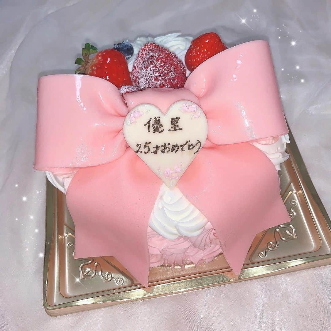 長嶋優里のインスタグラム：「♡ ． 25歳になりました🎂🎀 ． ． 沢山メッセージ頂いて幸せな気持ち！ 本当にありがとうございます🤍 ． 25歳の私もよろしくお願いします🌸 ． ． ． #誕生日ケーキ #誕生日 #birthday #ロリオリ #ロリオリ365 #lolioli365 #新宿 #新宿伊勢丹 #birthdaycake ． ♡」