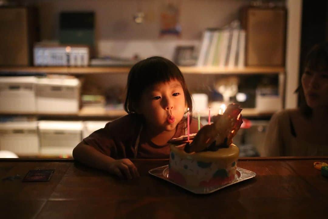 坂本美雨さんのインスタグラム写真 - (坂本美雨Instagram)「7月27日、5歳になりました。 ふーーーっ🎂 . 誕生日の #今日のなまこちゃん 📷 @shunsuketeruya  #BirthdayGirl #ふーってやってるの見てるかぁさんも口がふーってなってたことに気づいた」7月31日 22時31分 - miu_sakamoto
